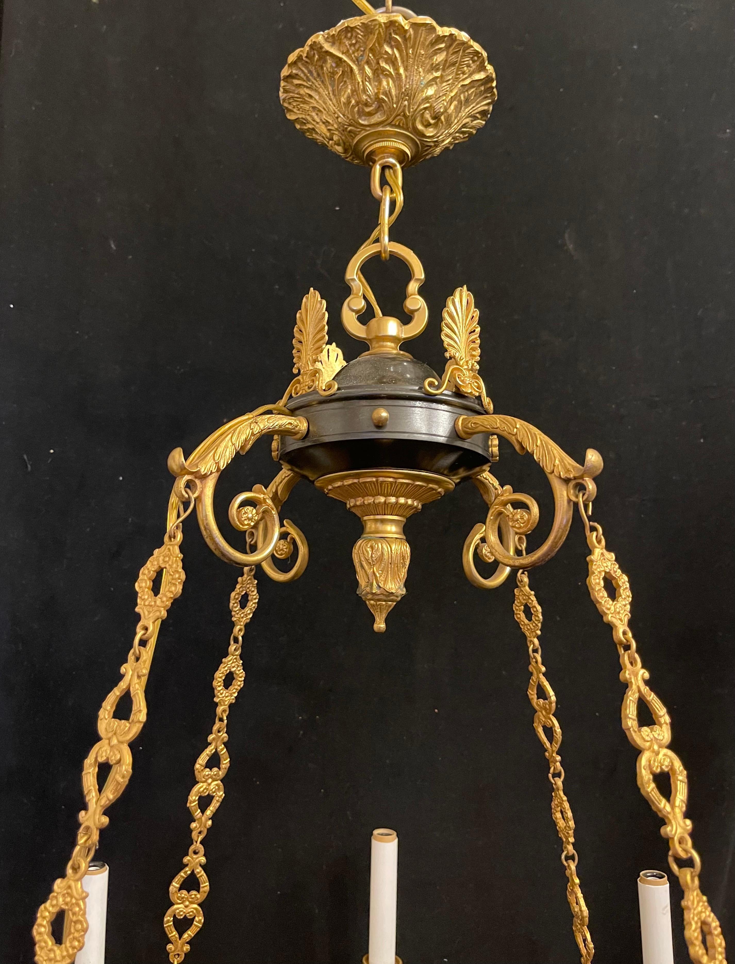 20ième siècle Merveilleux lustre néoclassique Empire français en bronze patiné et doré en vente