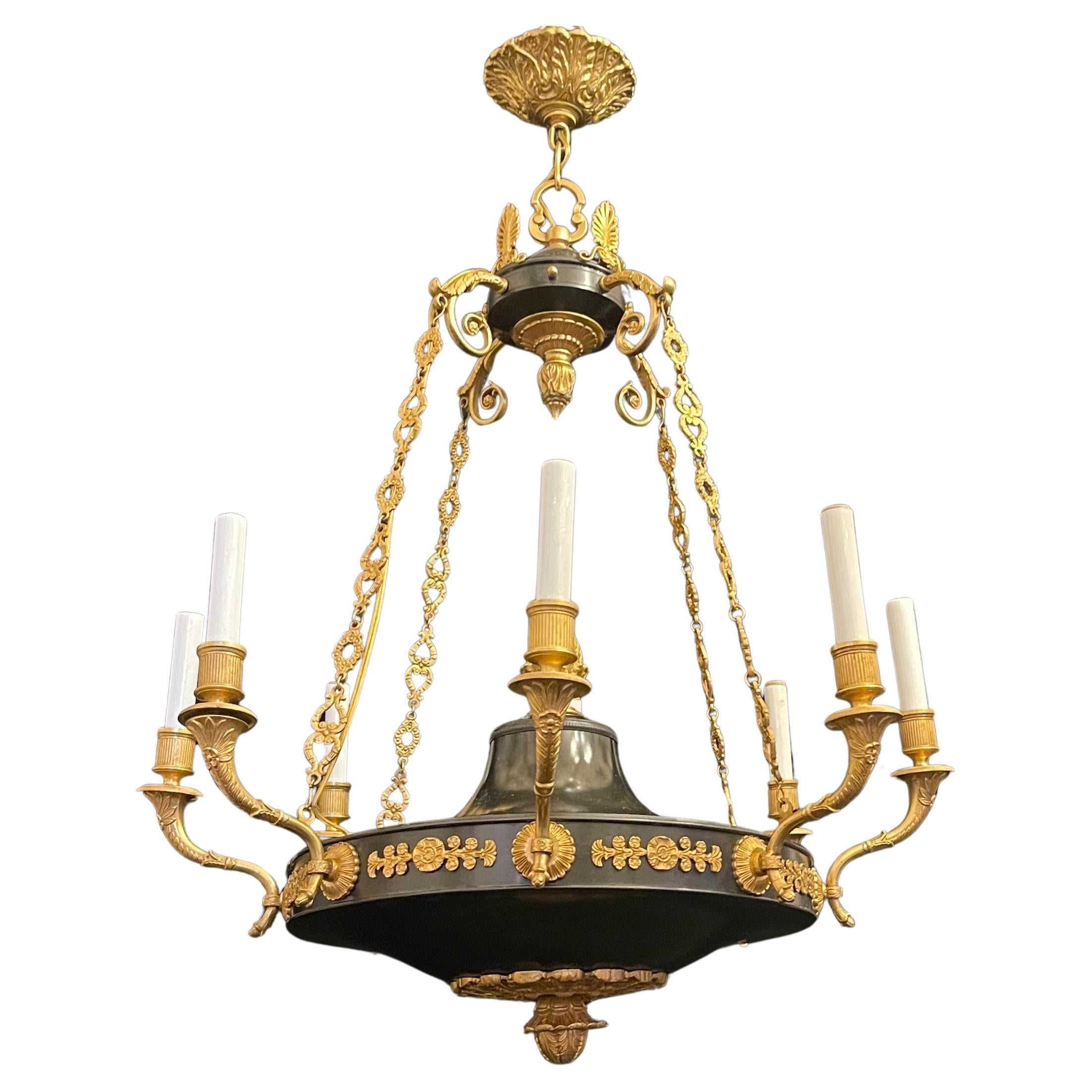 Merveilleux lustre néoclassique Empire français en bronze patiné et doré en vente