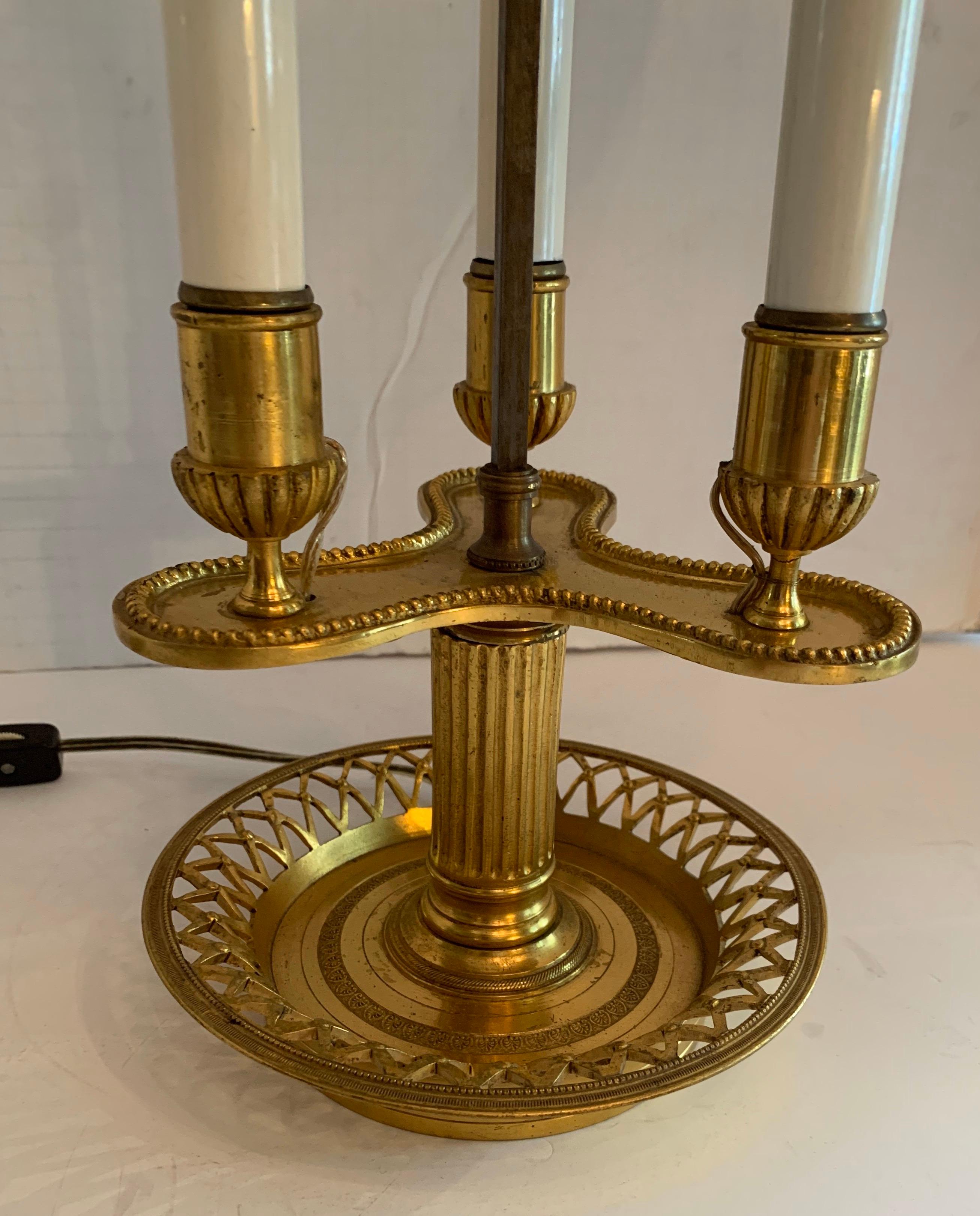 Une merveilleuse lampe Bouillotte de style néoclassique Régence en bronze patiné de l'Empire français avec 3 douilles de candélabres
Entièrement recâblé et prêt à profiter.