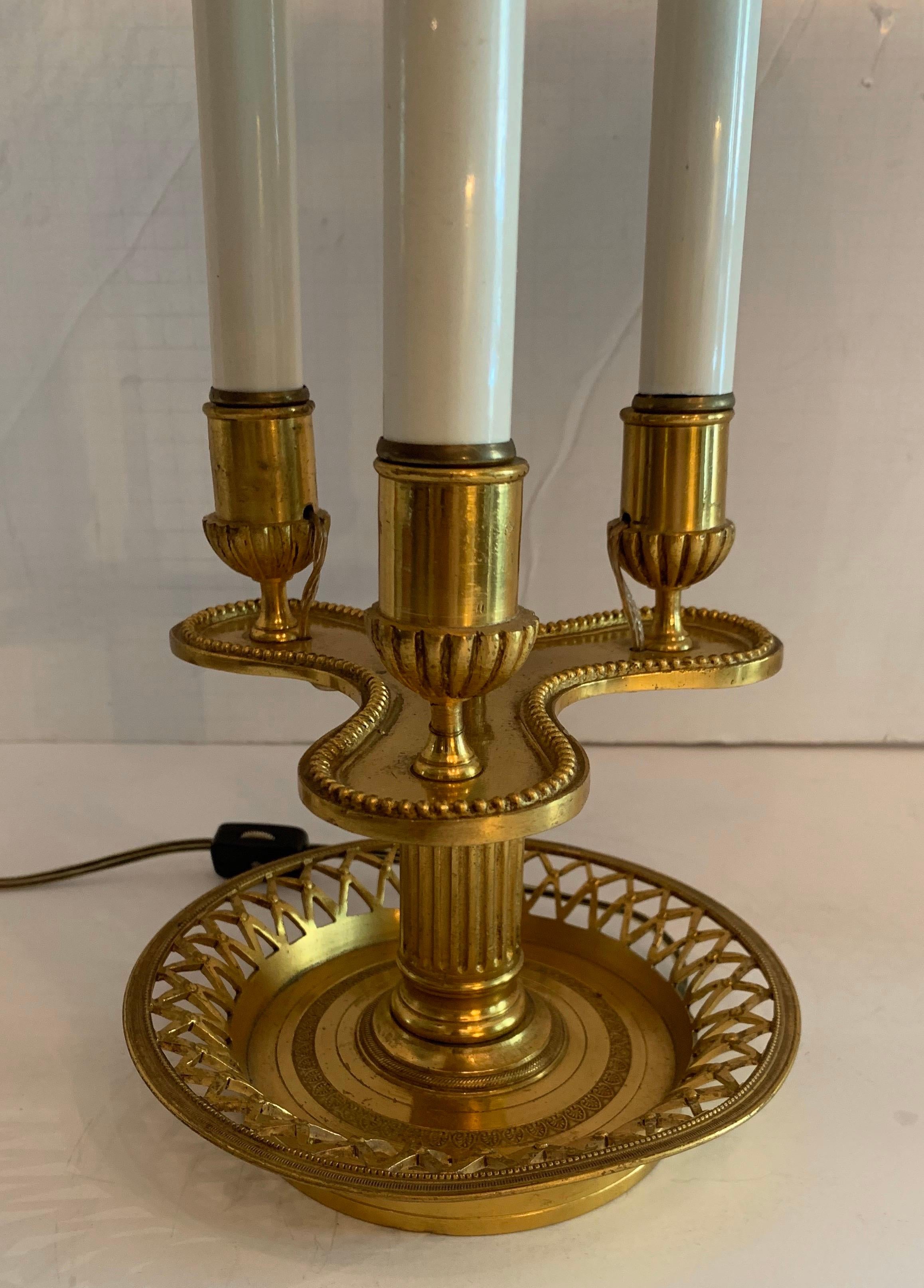 Néoclassique Merveilleuse lampe Bouillotte Empire français néoclassique Régence en bronze patiné en vente