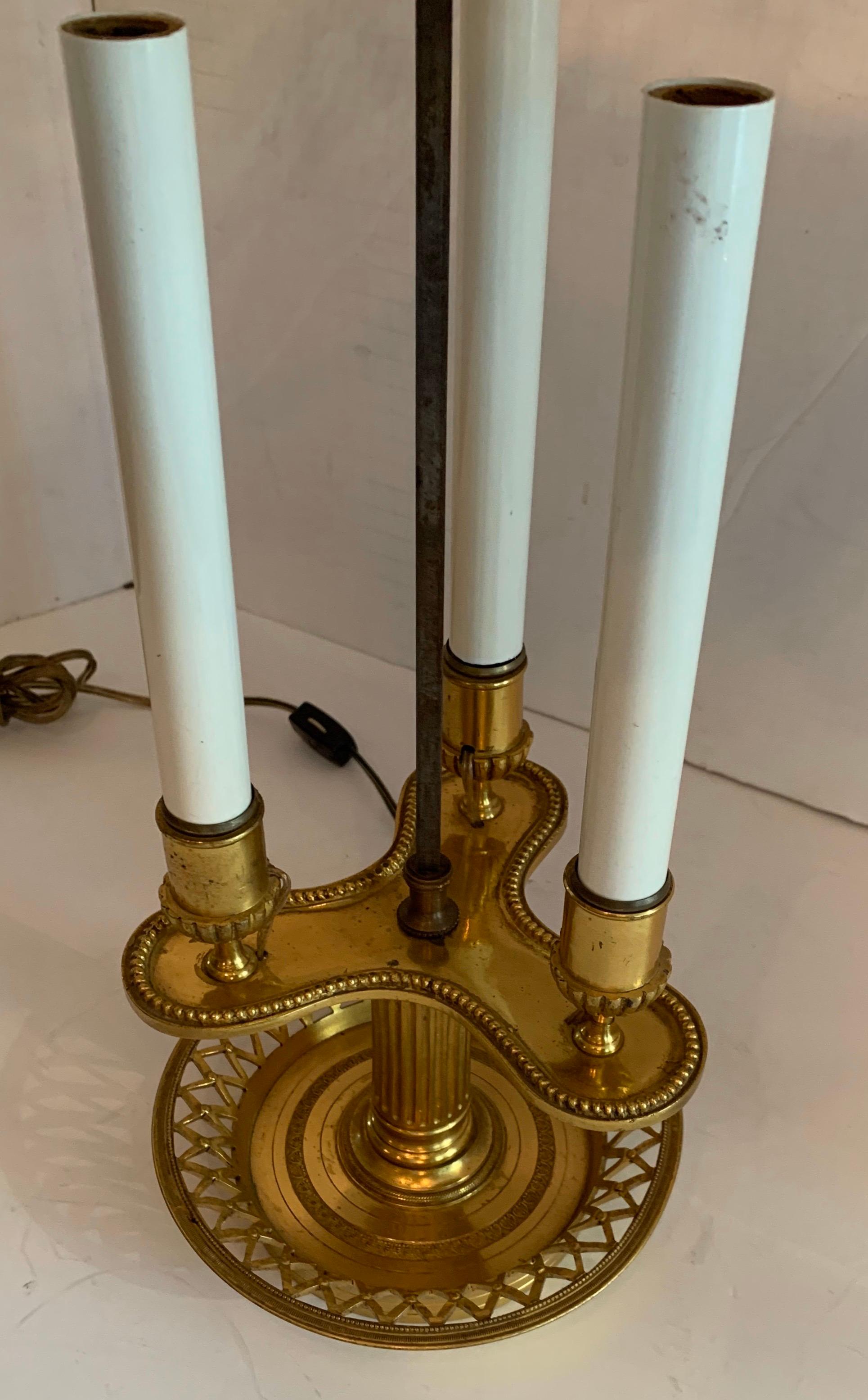 20ième siècle Merveilleuse lampe Bouillotte Empire français néoclassique Régence en bronze patiné en vente