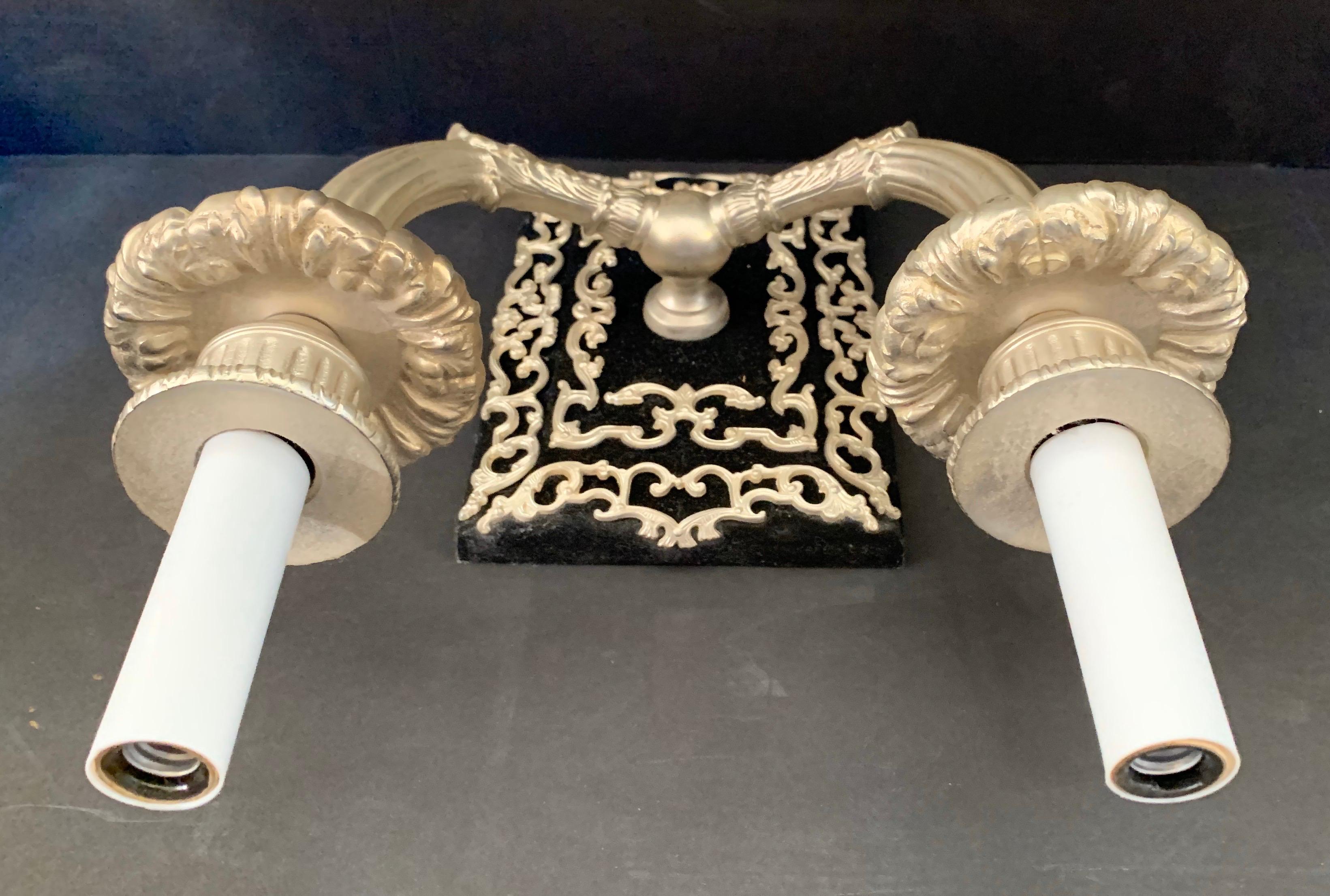 Wunderbare Französisch Reich neoklassischen versilbert Bronze Ormolu Caldwell 3 Sconces im Zustand „Gut“ im Angebot in Roslyn, NY