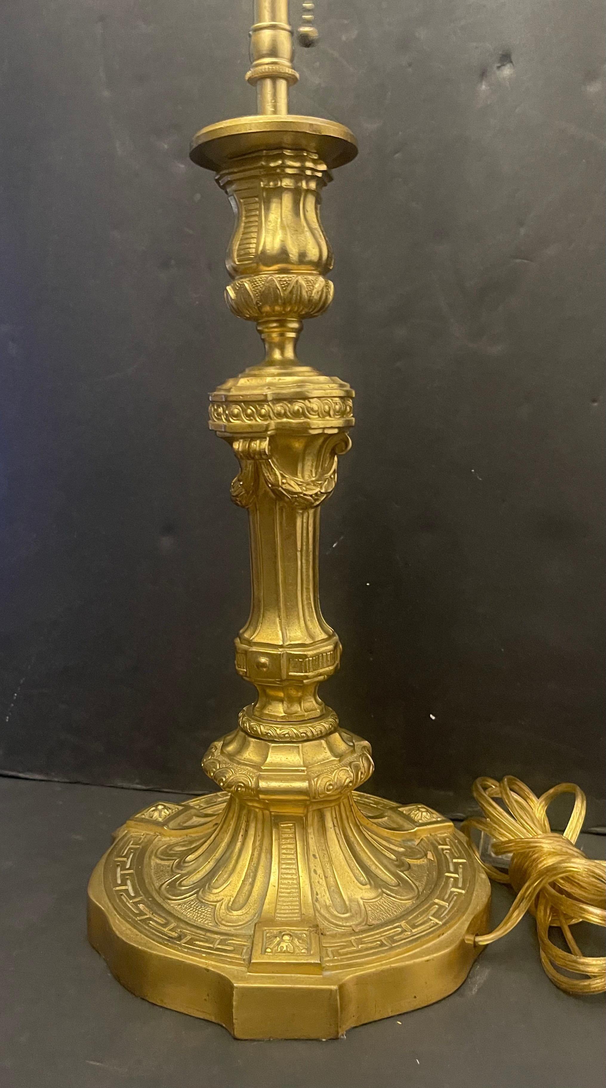 Wonderful French Empire Regency Dore Bronze Neoclassical Candlestick Pair Lamps Francés en venta