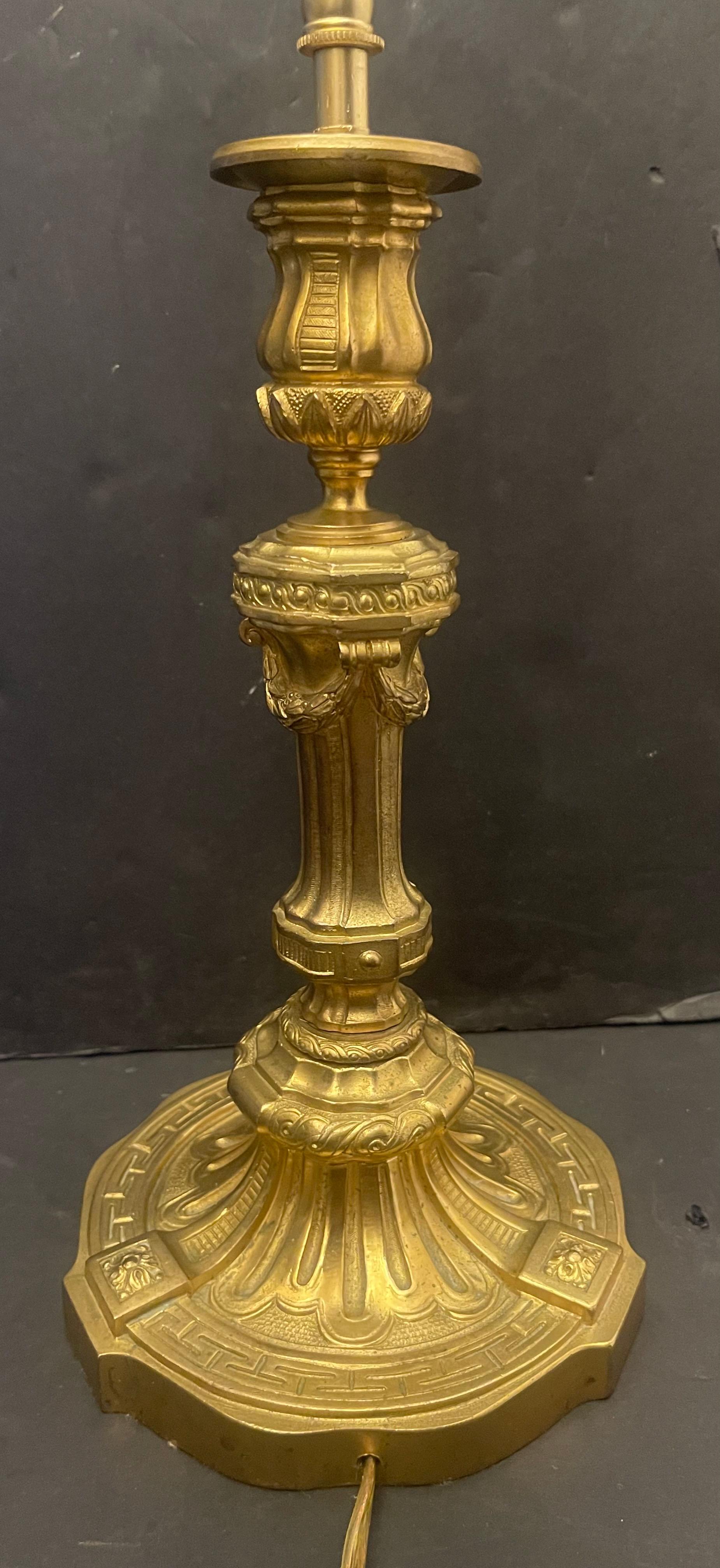 Wonderful French Empire Regency Dore Bronze Neoclassical Candlestick Pair Lamps Dorado en venta