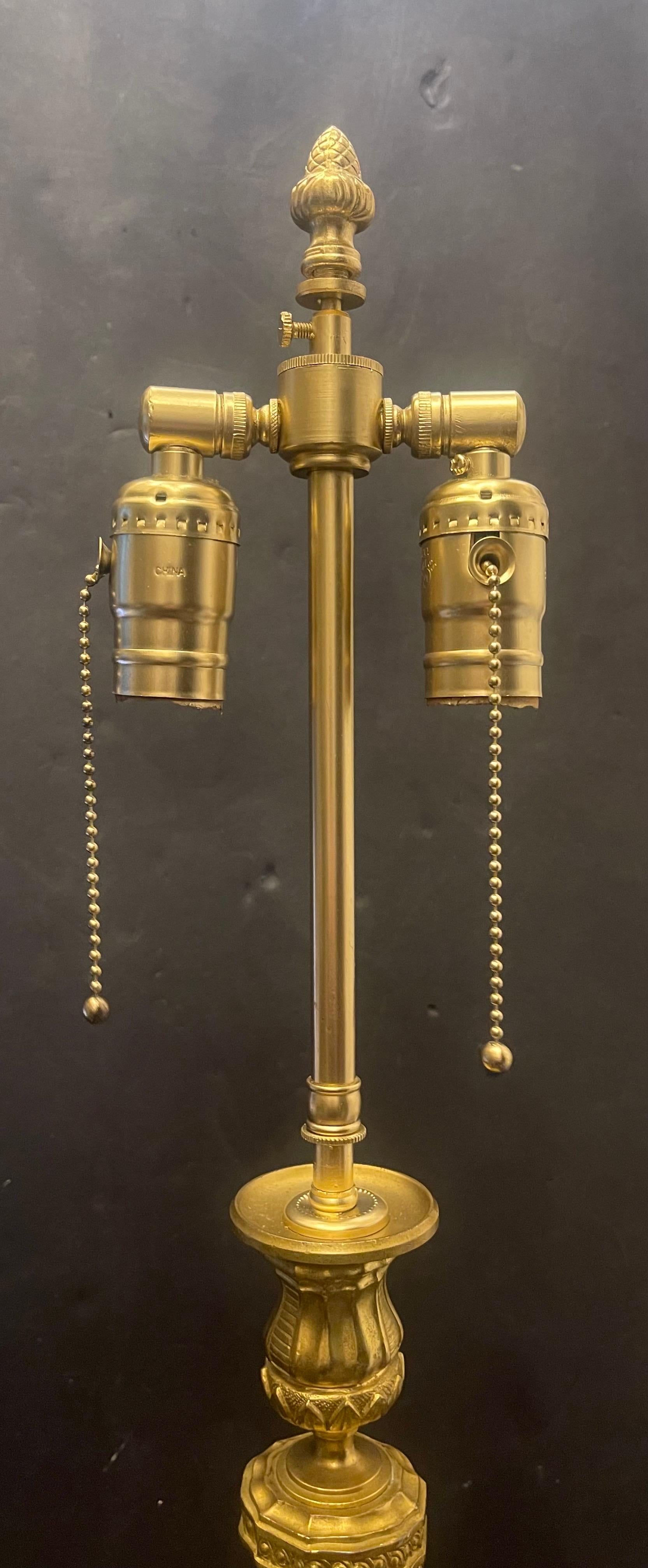 Wonderful French Empire Regency Dore Bronze Neoclassical Candlestick Pair Lamps en Bueno estado para la venta en Roslyn, NY