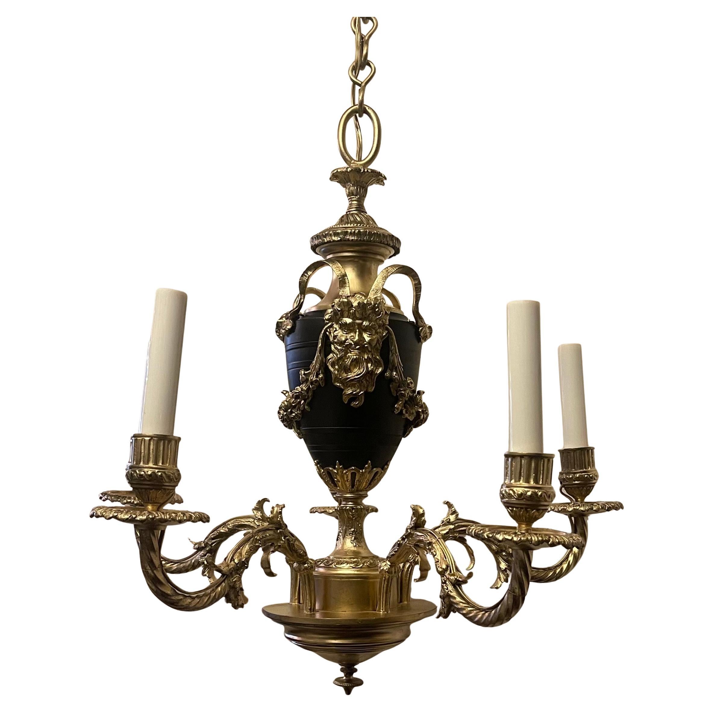 Meraviglioso lampadario a 5 candelabri in stile Impero francese / Reggenza Luigi XVI con ormolatura e bronzo patinato nero