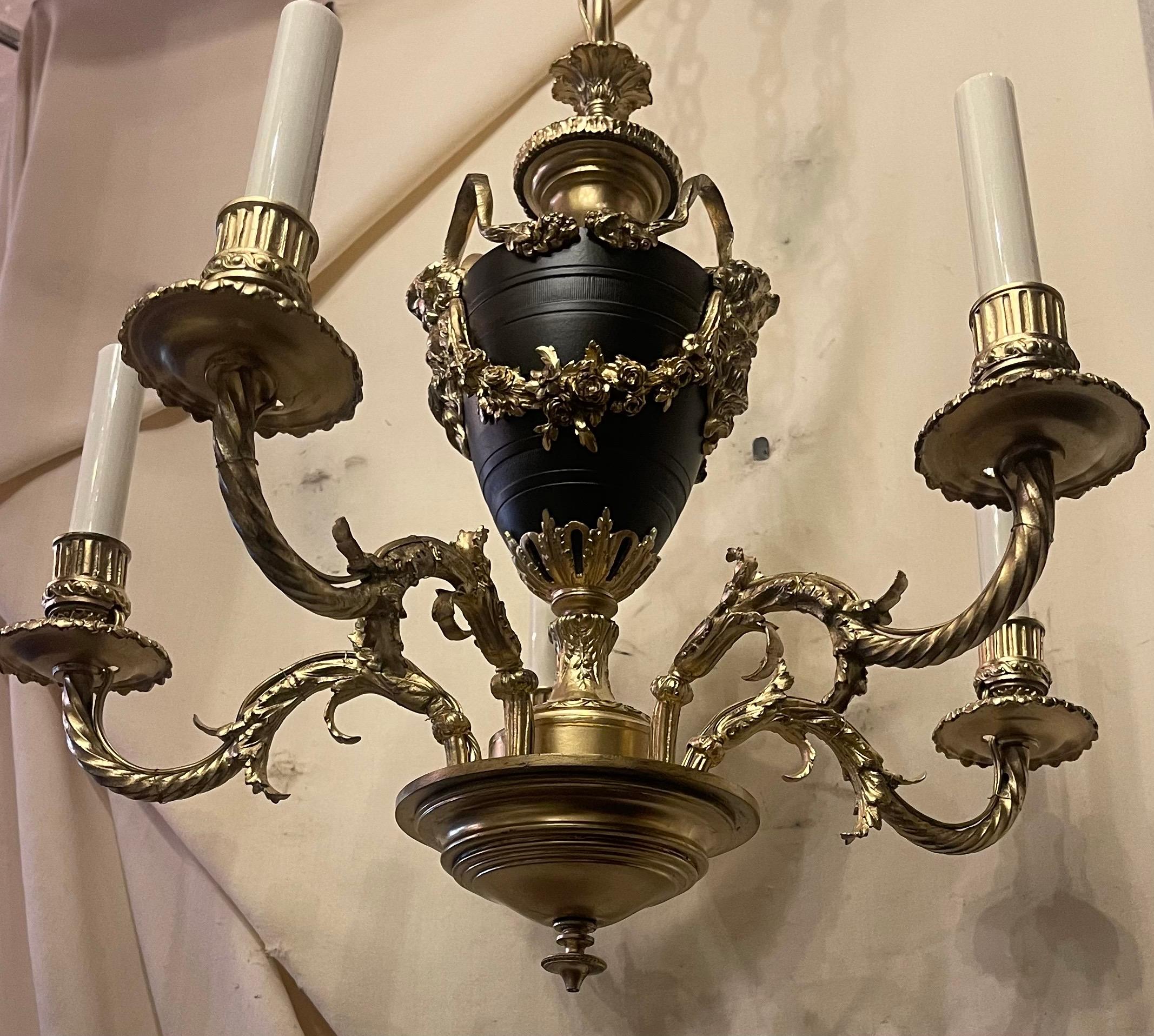 Stile impero Meraviglioso lampadario francese Impero Regency Luigi XVI in bronzo patinato Ormolu in vendita