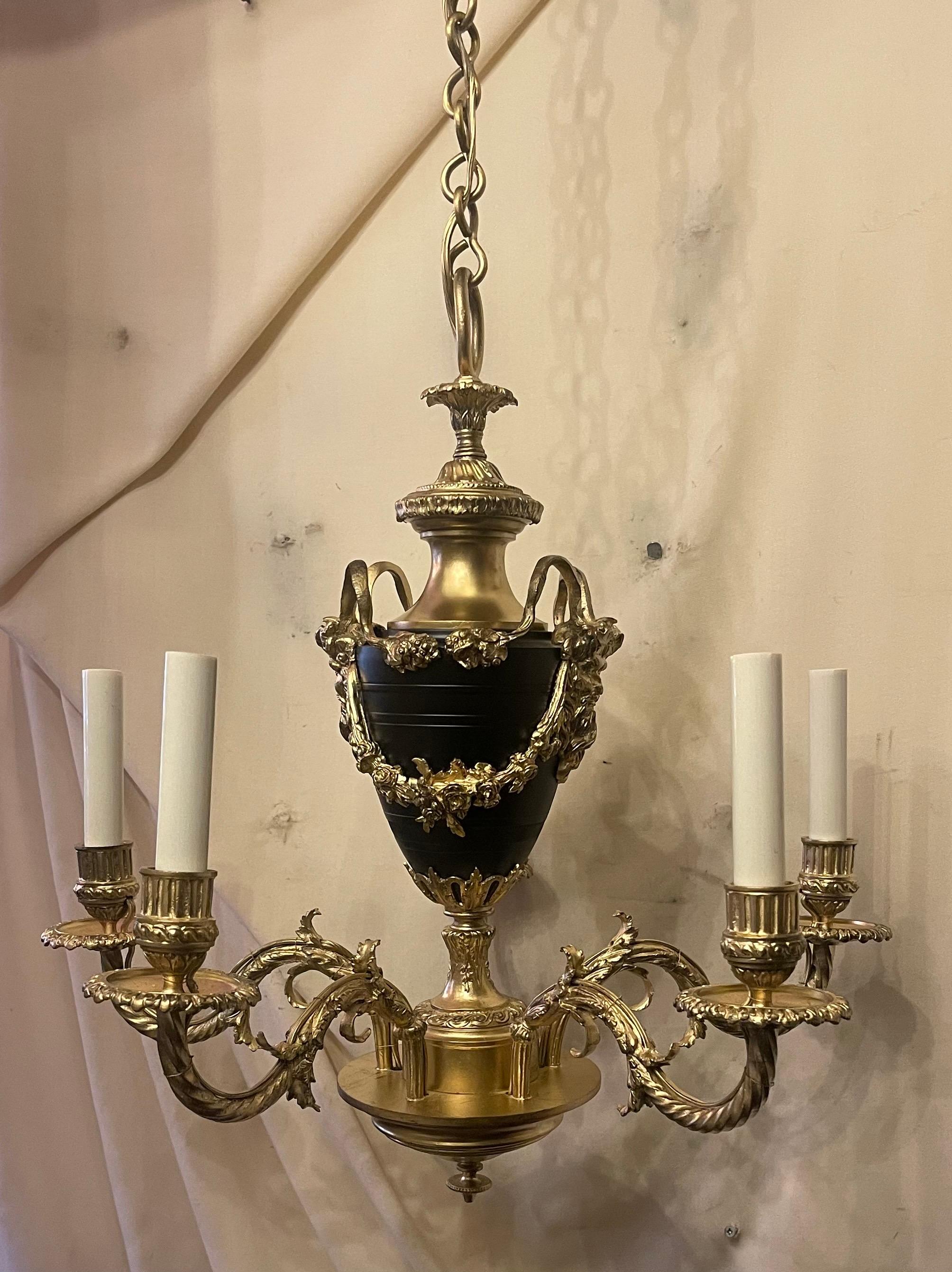 Francese Meraviglioso lampadario francese Impero Regency Luigi XVI in bronzo patinato Ormolu in vendita