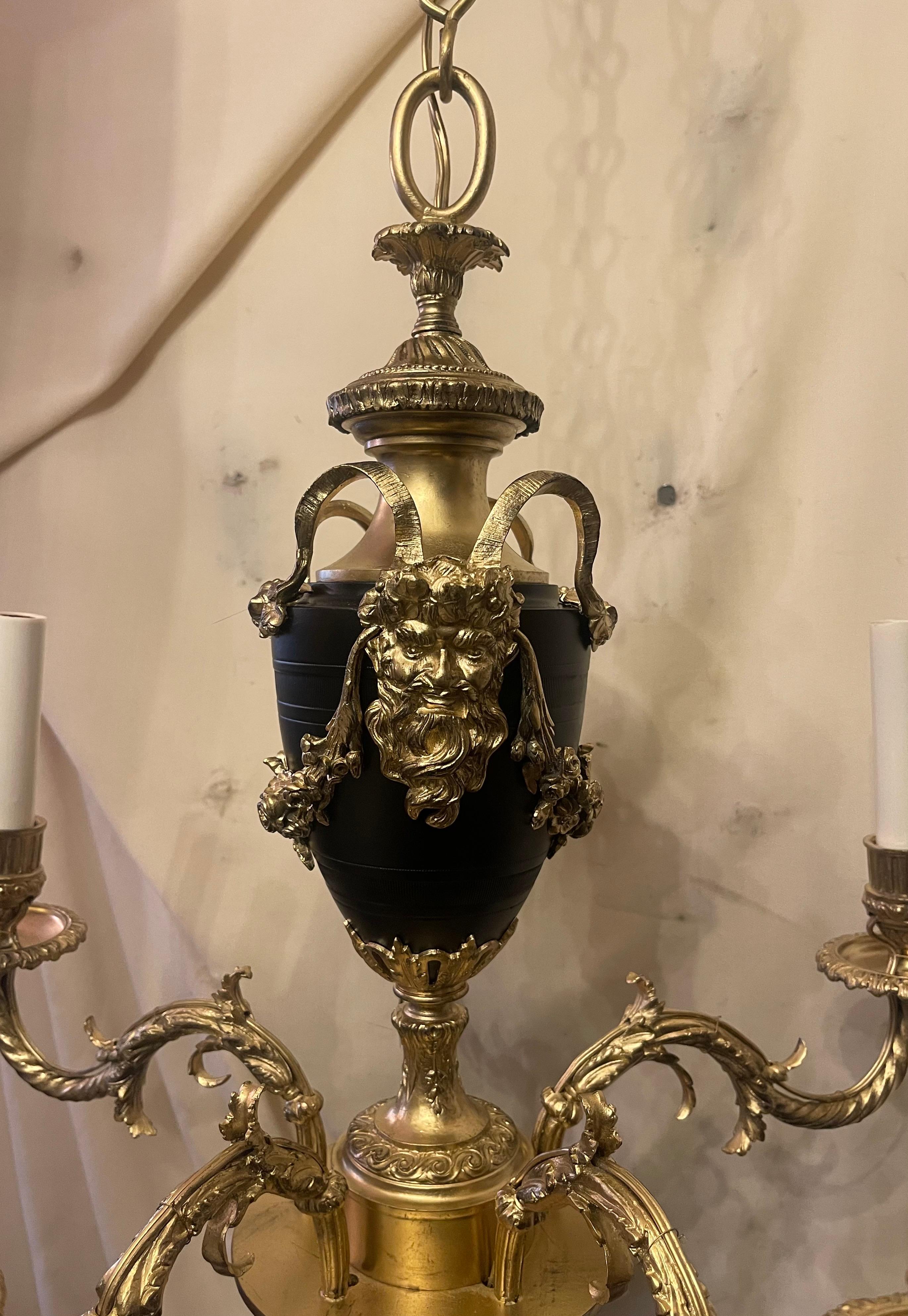 Dorato Meraviglioso lampadario francese Impero Regency Luigi XVI in bronzo patinato Ormolu in vendita