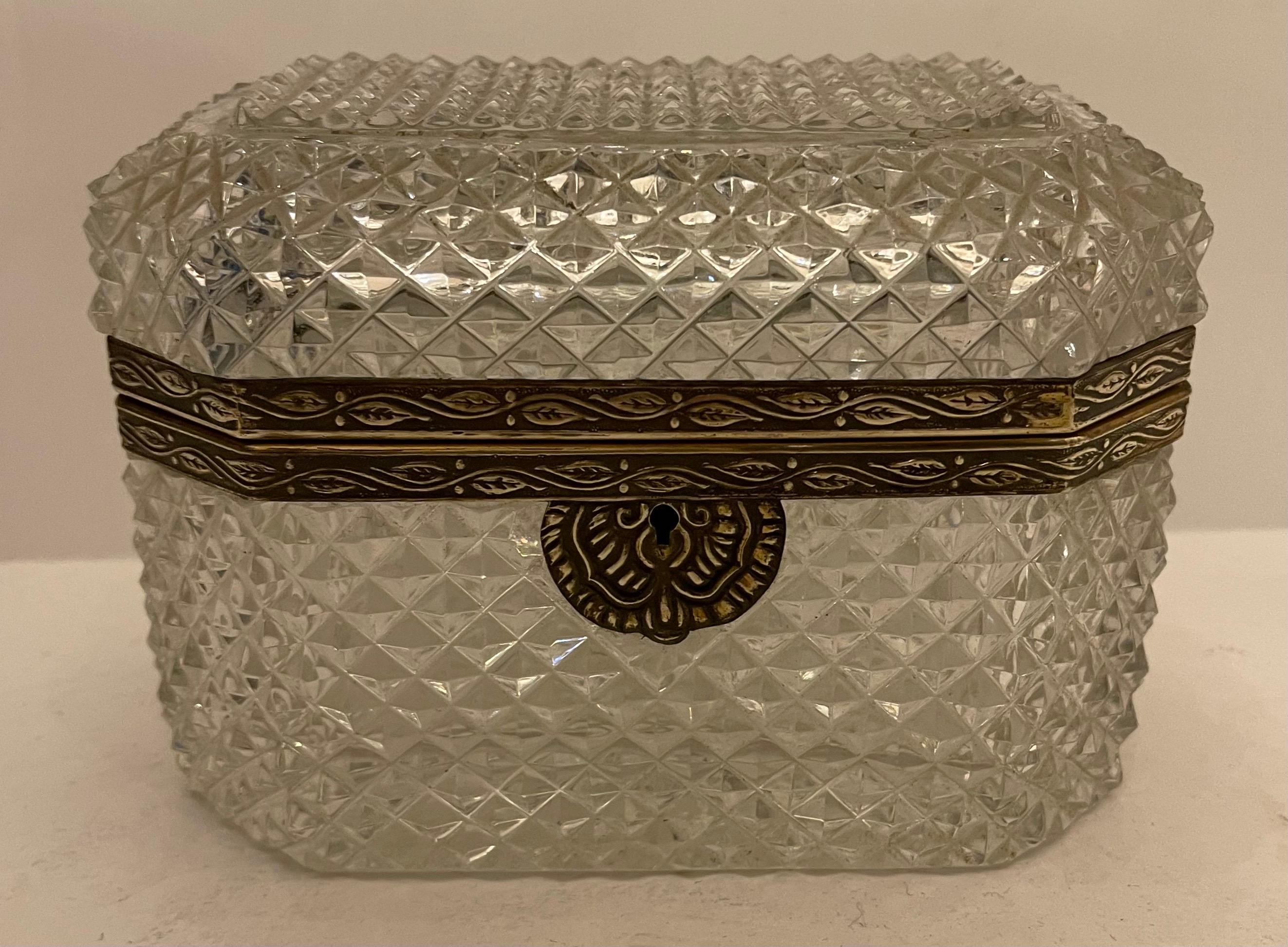 Belle Époque Merveilleuse boîte à bijoux coffret française en cristal taillé à facettes et bronze orné de bronze en vente