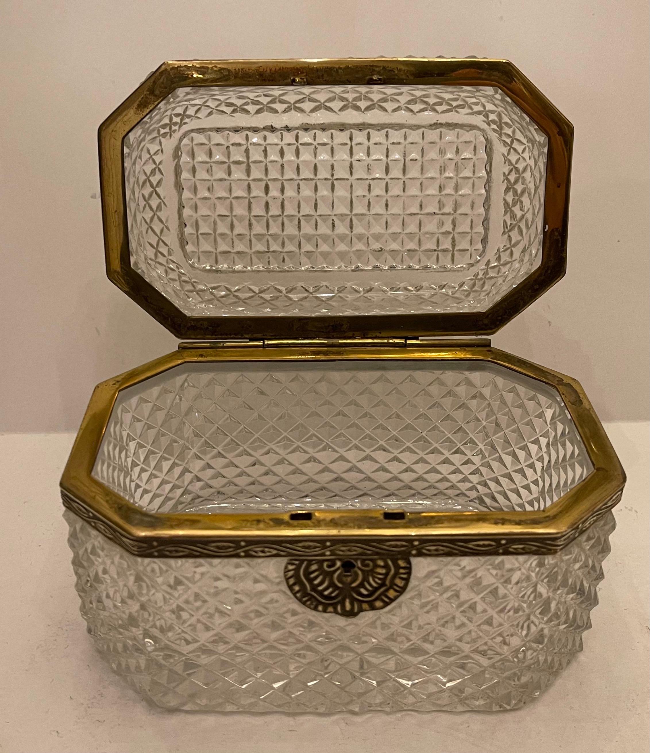 Facetté Merveilleuse boîte à bijoux coffret française en cristal taillé à facettes et bronze orné de bronze en vente