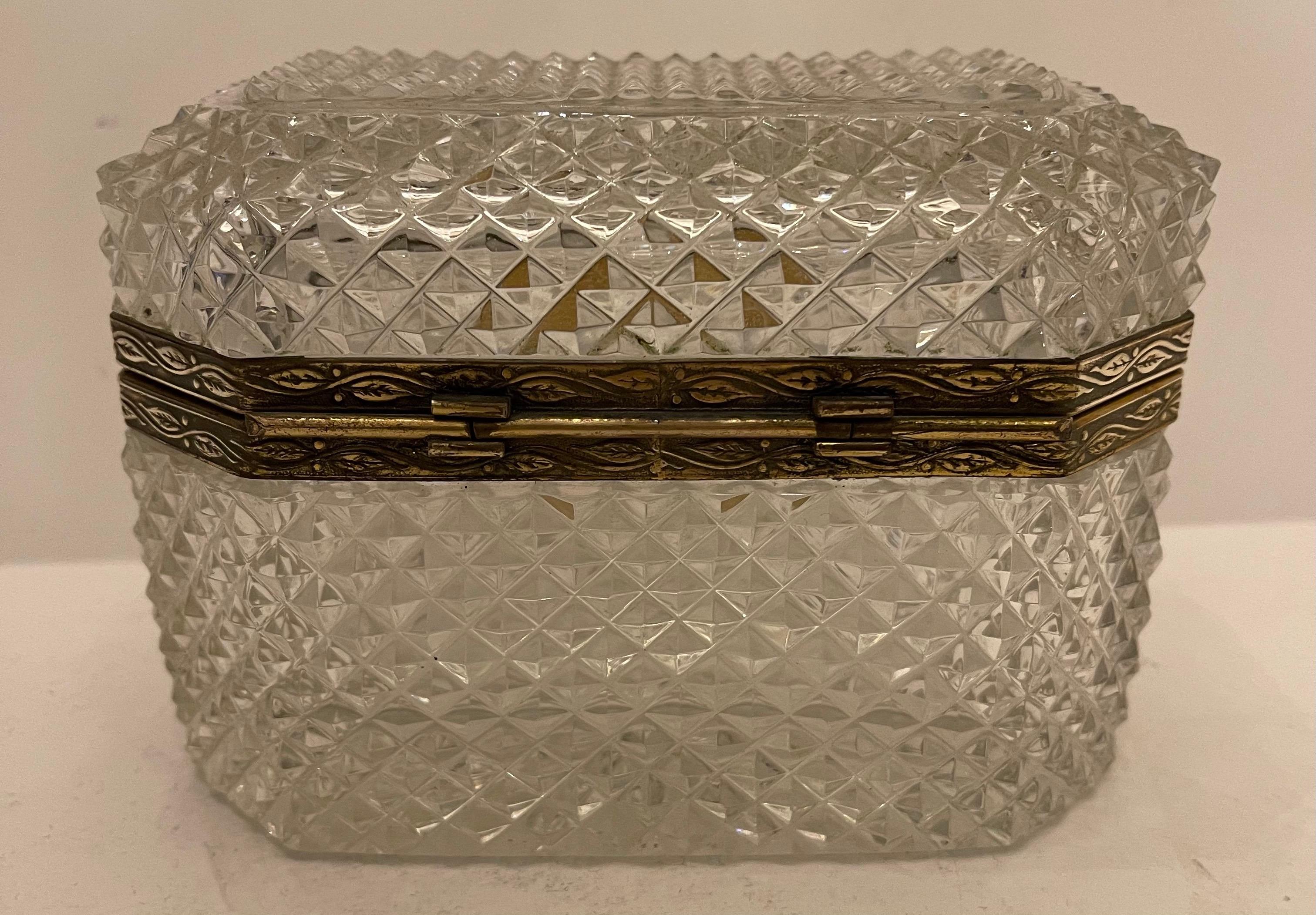 Merveilleuse boîte à bijoux coffret française en cristal taillé à facettes et bronze orné de bronze Bon état - En vente à Roslyn, NY