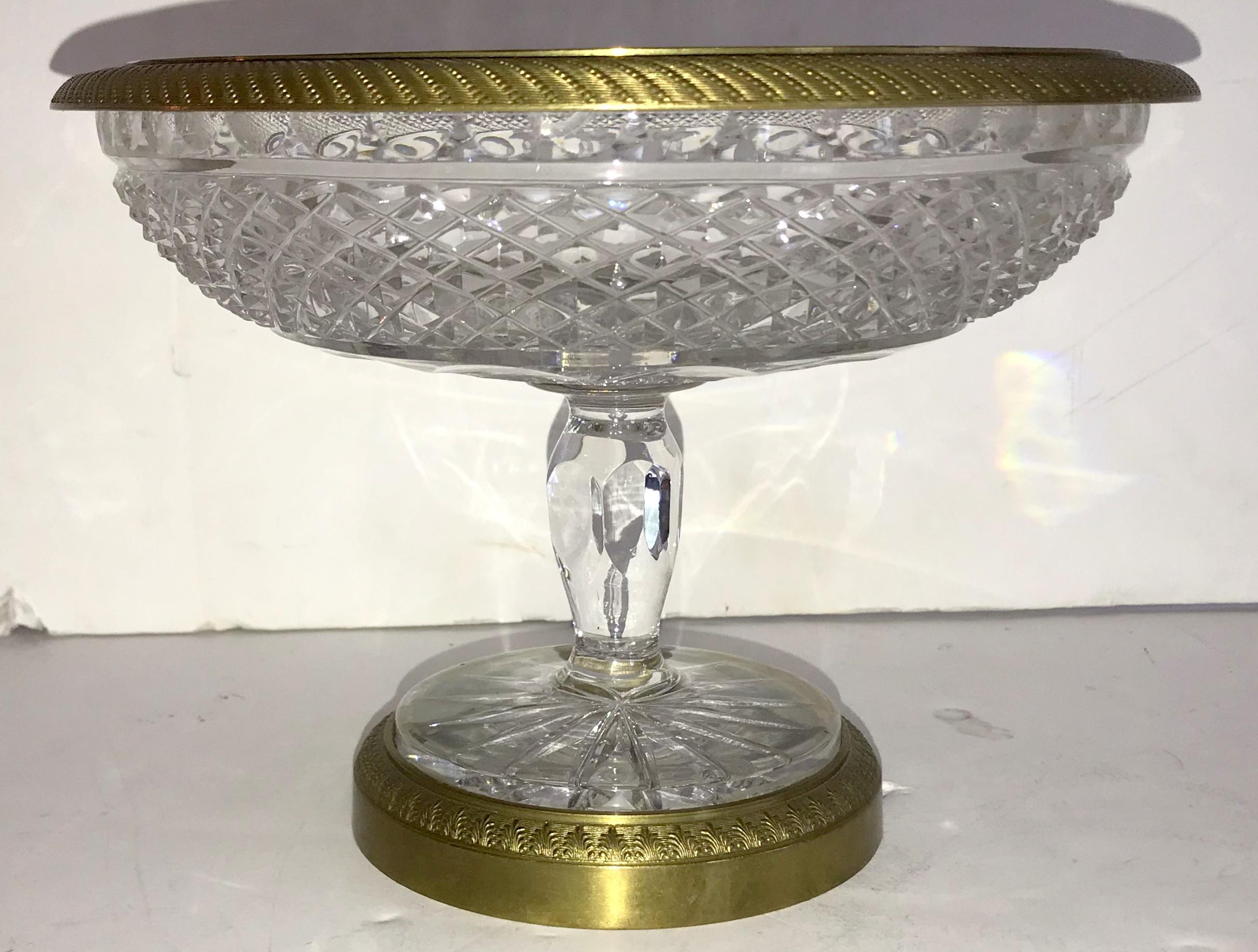 Wunderschöne französische Baccarat-Kompottschale aus vergoldeter Bronze und geschliffenem Kristall mit Goldbronze-Sockel (Neoklassisch) im Angebot