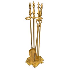 Meraviglioso set di attrezzi per caminetto in bronzo dorato francese su supporto
