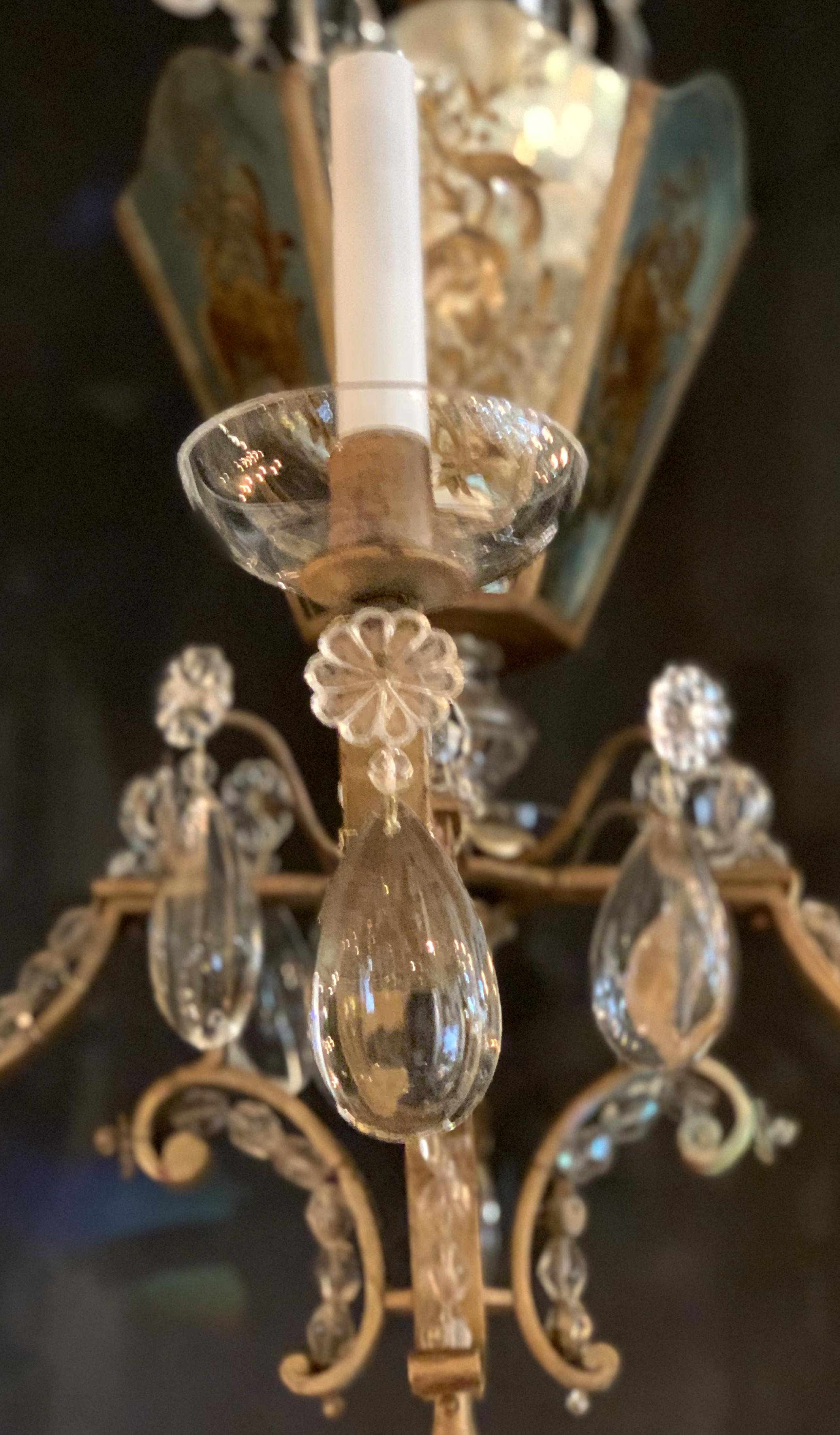 Dipinto a mano Meraviglioso lampadario a cesto Baguès francese dorato e dipinto a specchio con perline in vendita