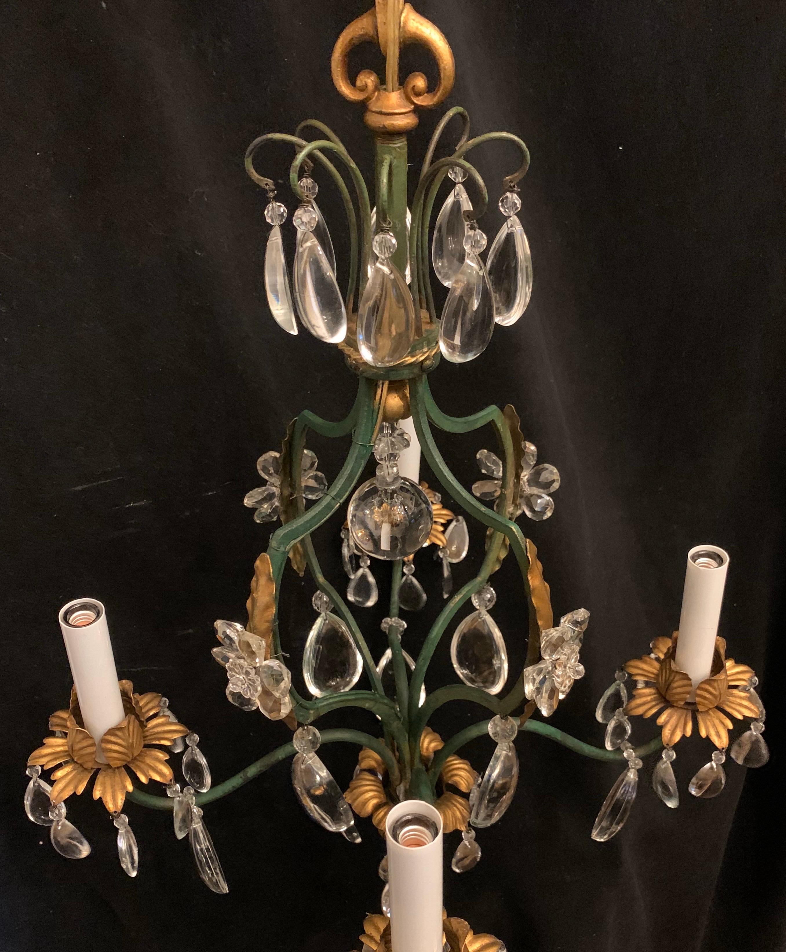 20ième siècle Merveilleux lustre Baguès Petite fleur en cristal doré et vert à la française en vente