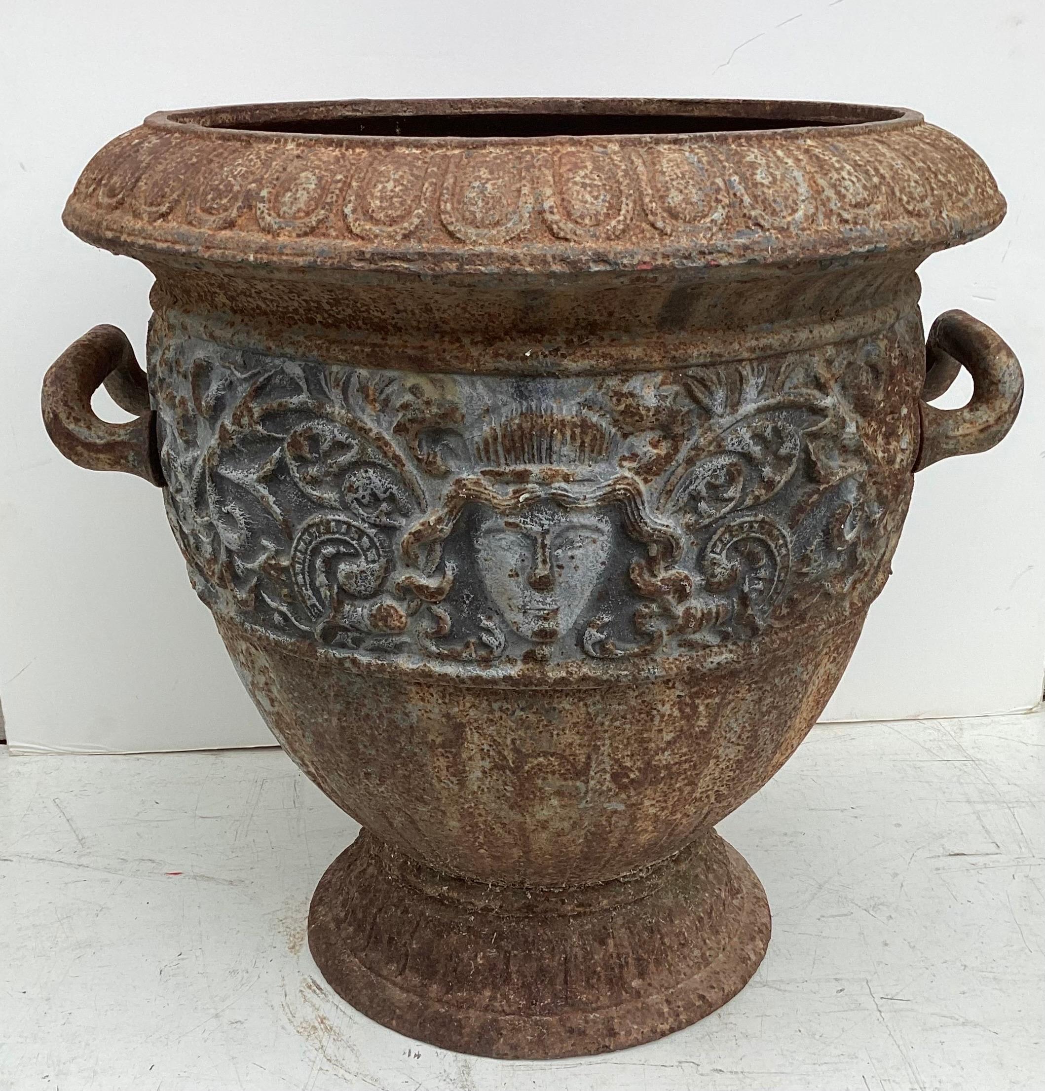 Merveilleuse urne de jardin en fer français. Très lourd, 20 pouces de hauteur et 20 pouces de poignée à poignée. Bel état de surface ancien avec une partie de la peinture d'origine.