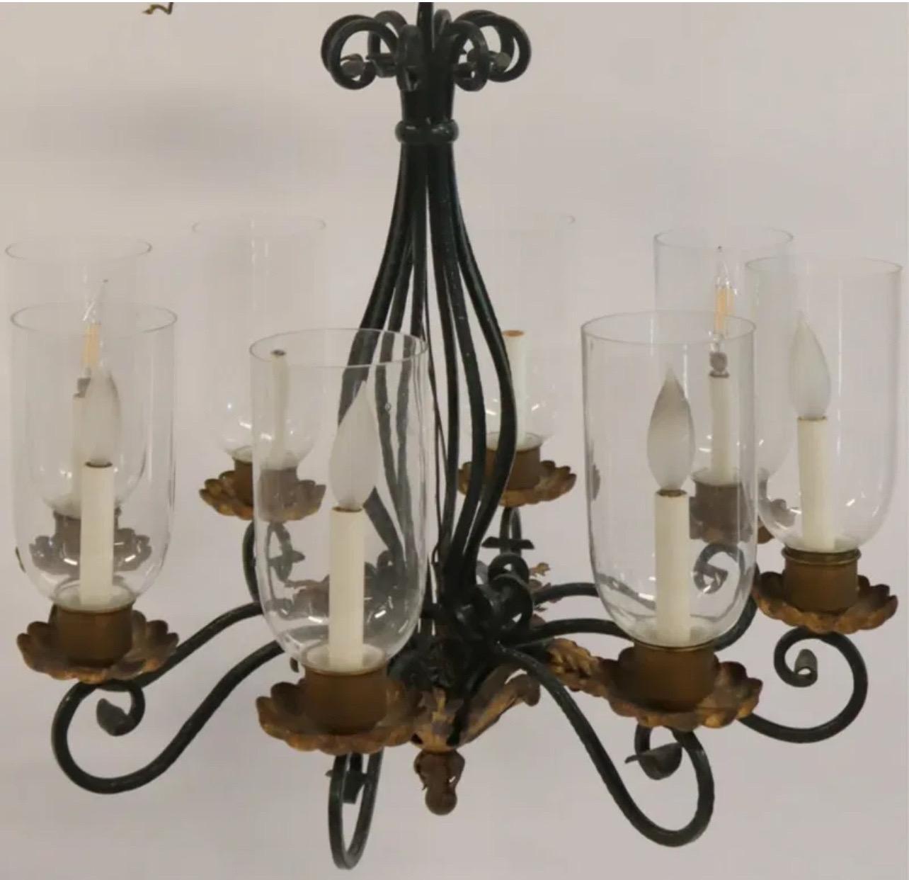 Dipinto Meraviglioso lampadario francese a uragano in ferro dipinto con vetro verde e oro in vendita
