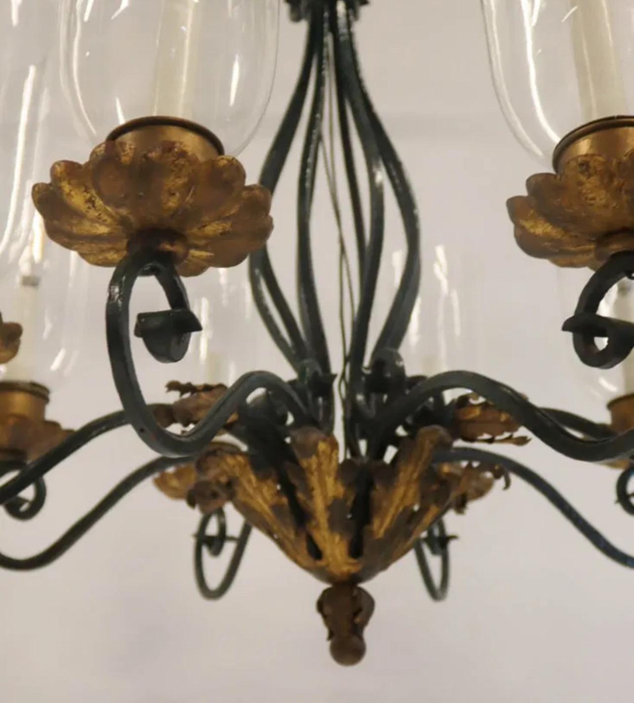 XX secolo Meraviglioso lampadario francese a uragano in ferro dipinto con vetro verde e oro in vendita