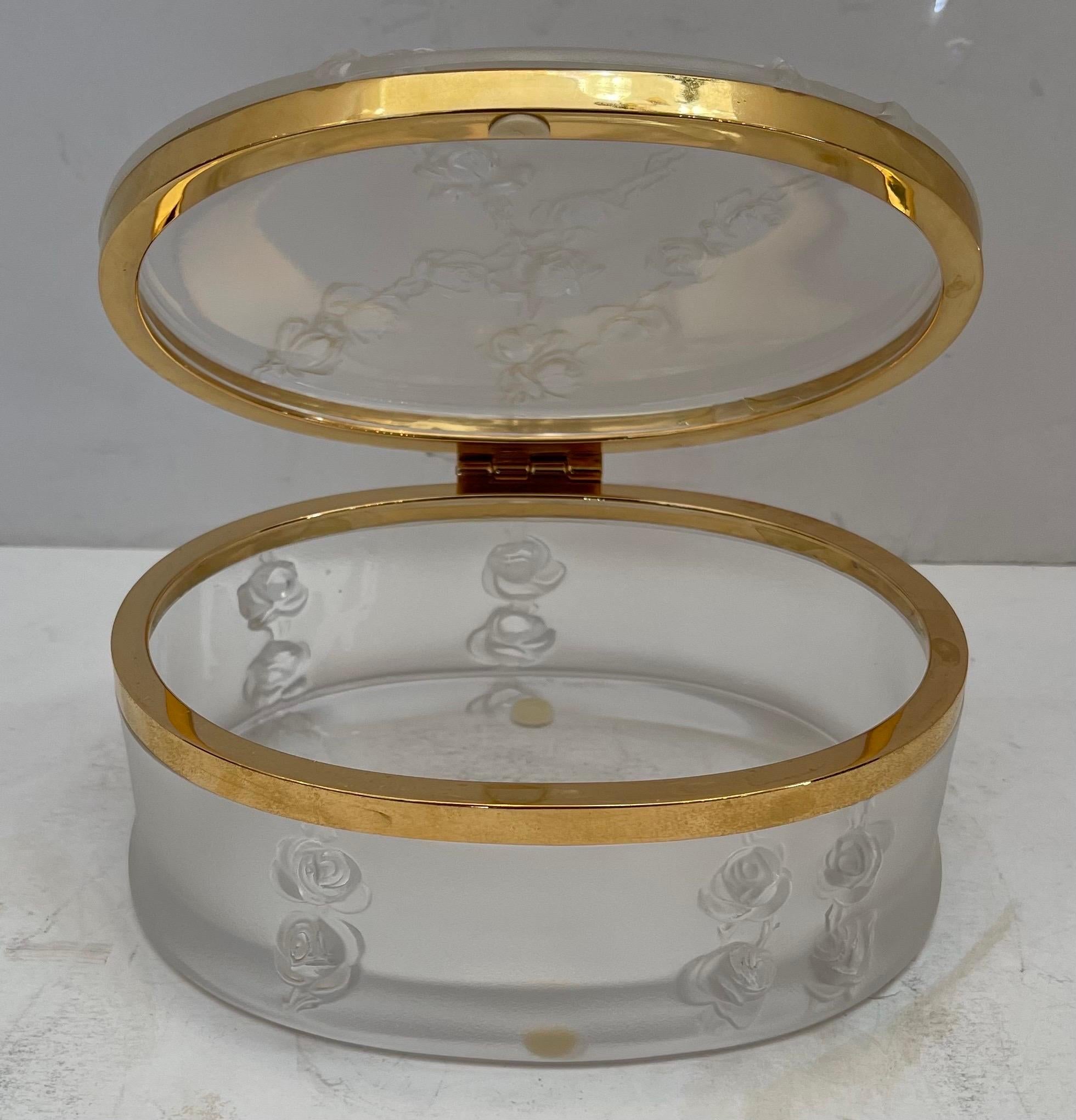 Moderne Merveilleuse boîte à bijoux Lalique française Coppelia Crystal Rose Garland en laiton en vente