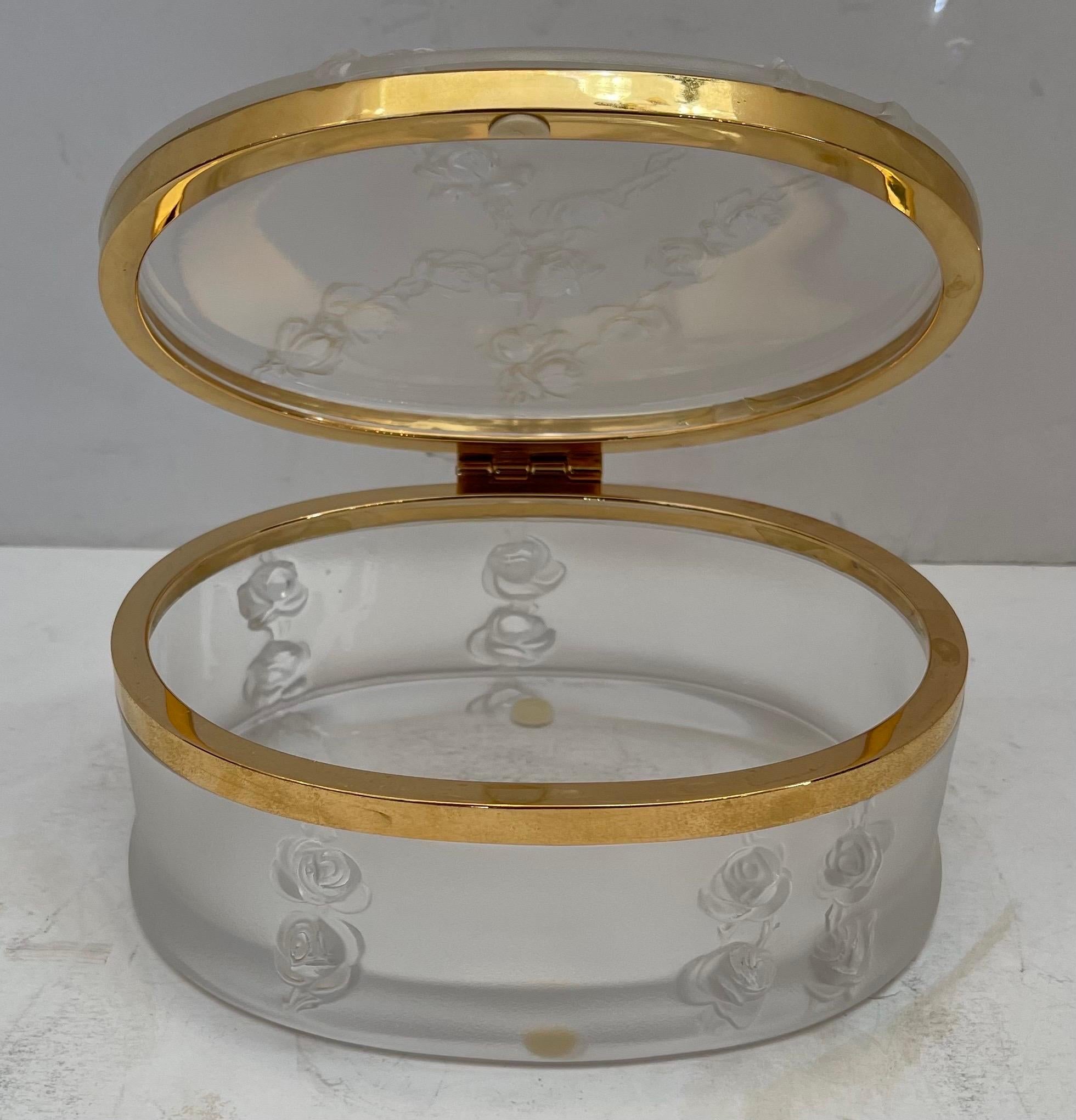 Moderno Meraviglioso portagioie francese Lalique Coppelia Crystal Rose Garland Brass Dresser in vendita