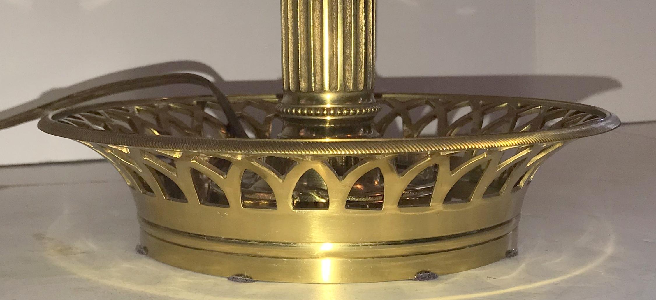 Merveilleuse lampe bouillotte française à trois bras en bronze de style Louis XVI avec abat-jour en tôle en vente 1