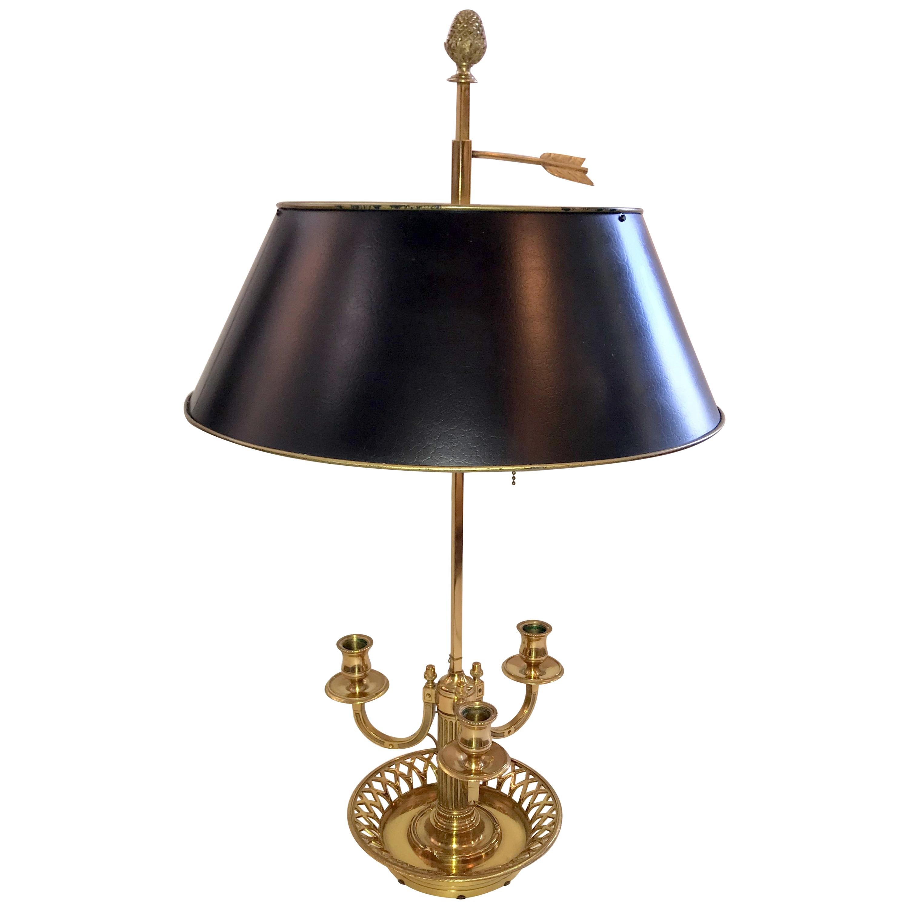 Merveilleuse lampe bouillotte française à trois bras en bronze de style Louis XVI avec abat-jour en tôle