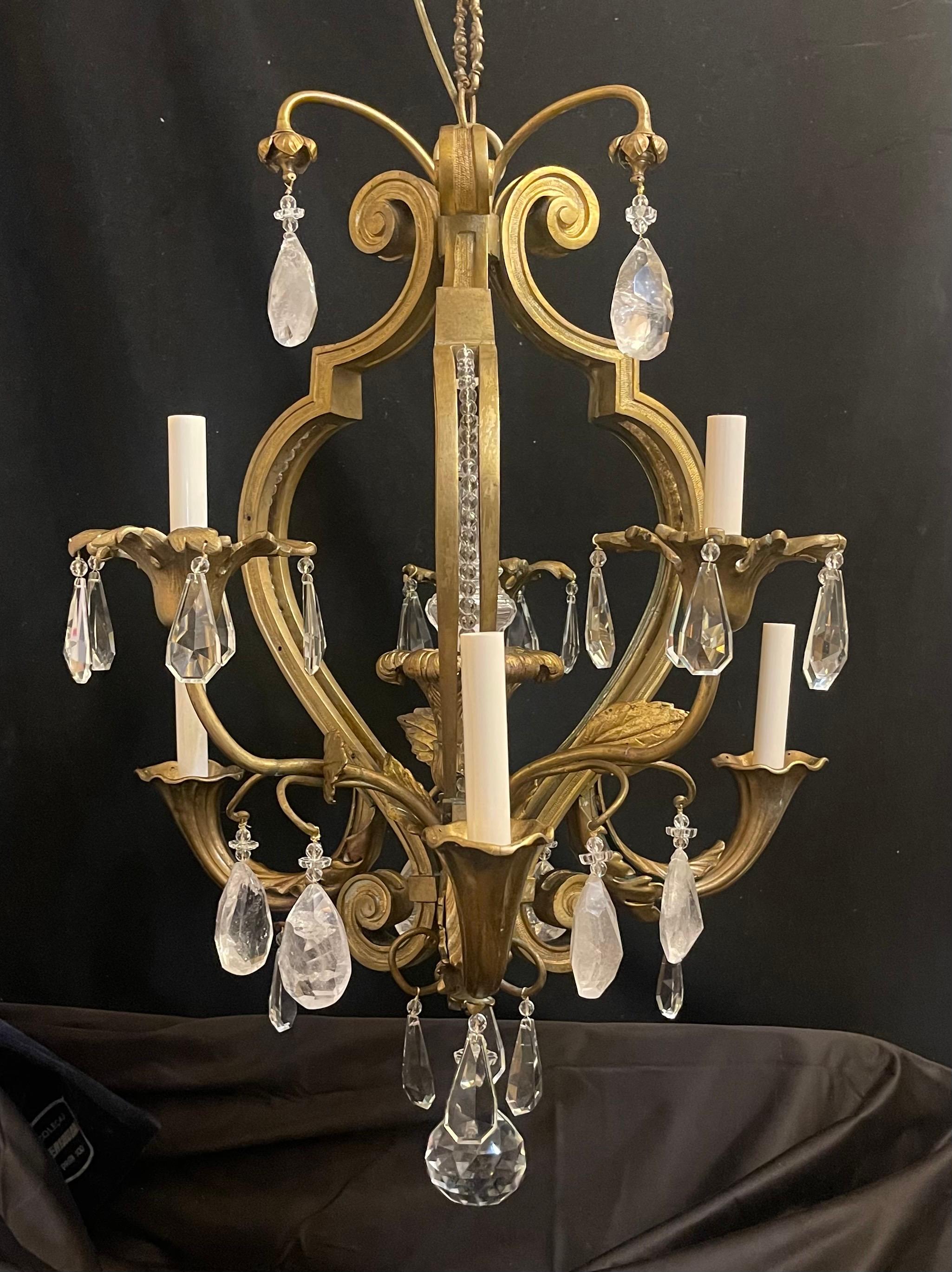 Wonderful French Louis XV Bronze Crystal Basket Beaded Rock Crystal Chandelier en Bueno estado para la venta en Roslyn, NY