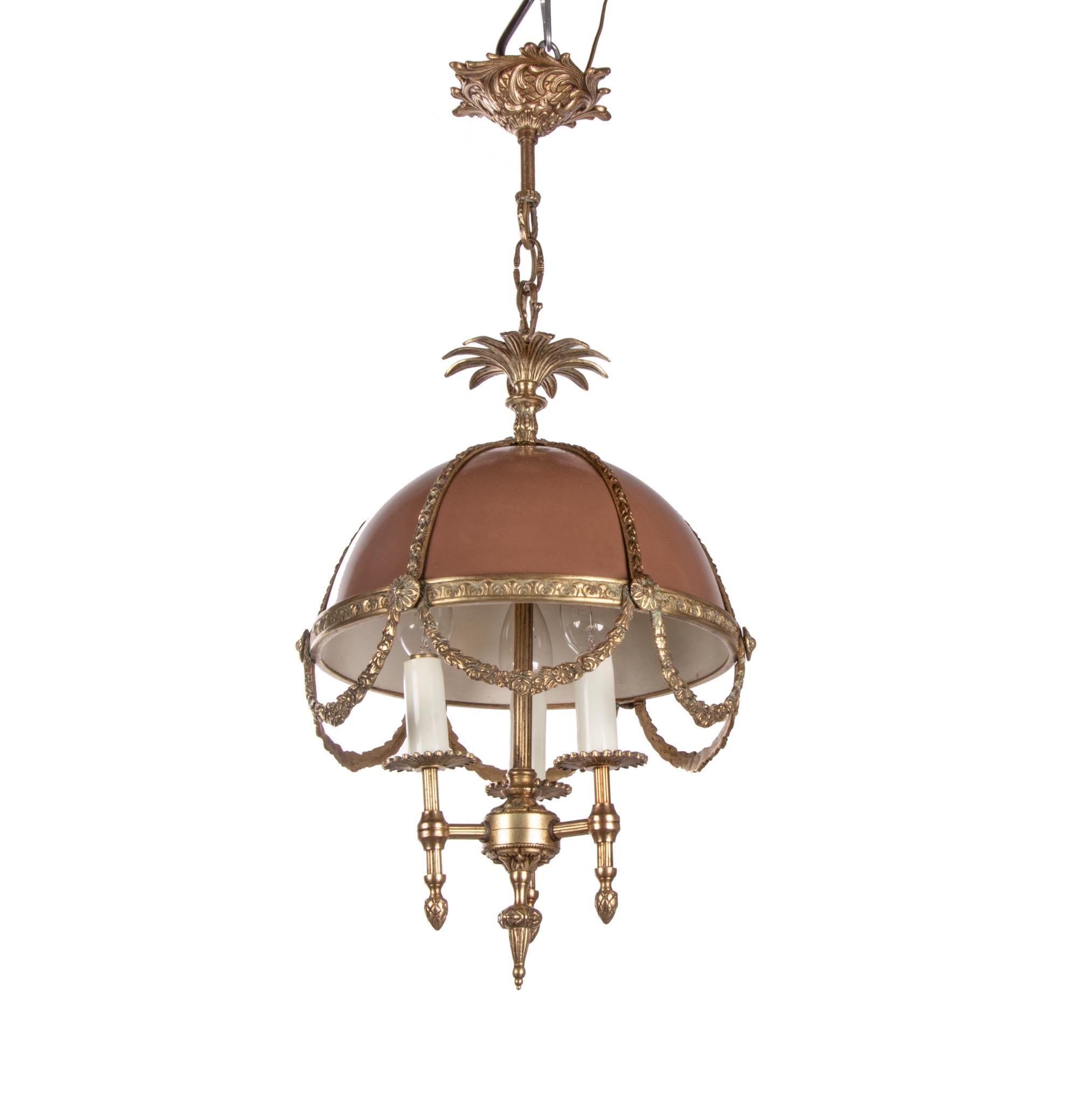 Elegante lampadario a sospensione Bouillotte a tre luci in stile Luigi XV in bronzo con paralume in tole dipinto. 

Colori: oro e marrone. 
Materiali: ottone, metallo. 
Paese di origine: Francia. 
Misure: diametro 11