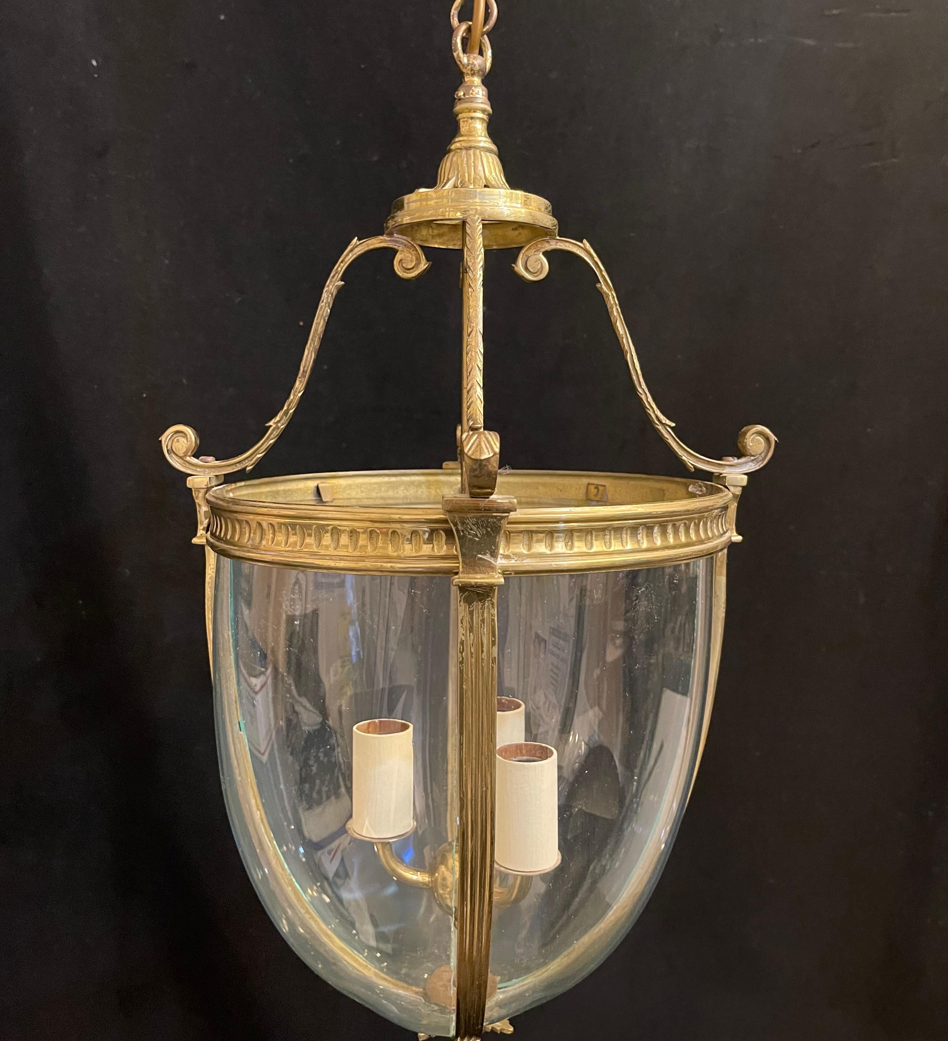 Wunderschöne französische Louis XVI Dore Bronze geblasenes Glas Regency Laterne Leuchte (Louis XVI.) im Angebot