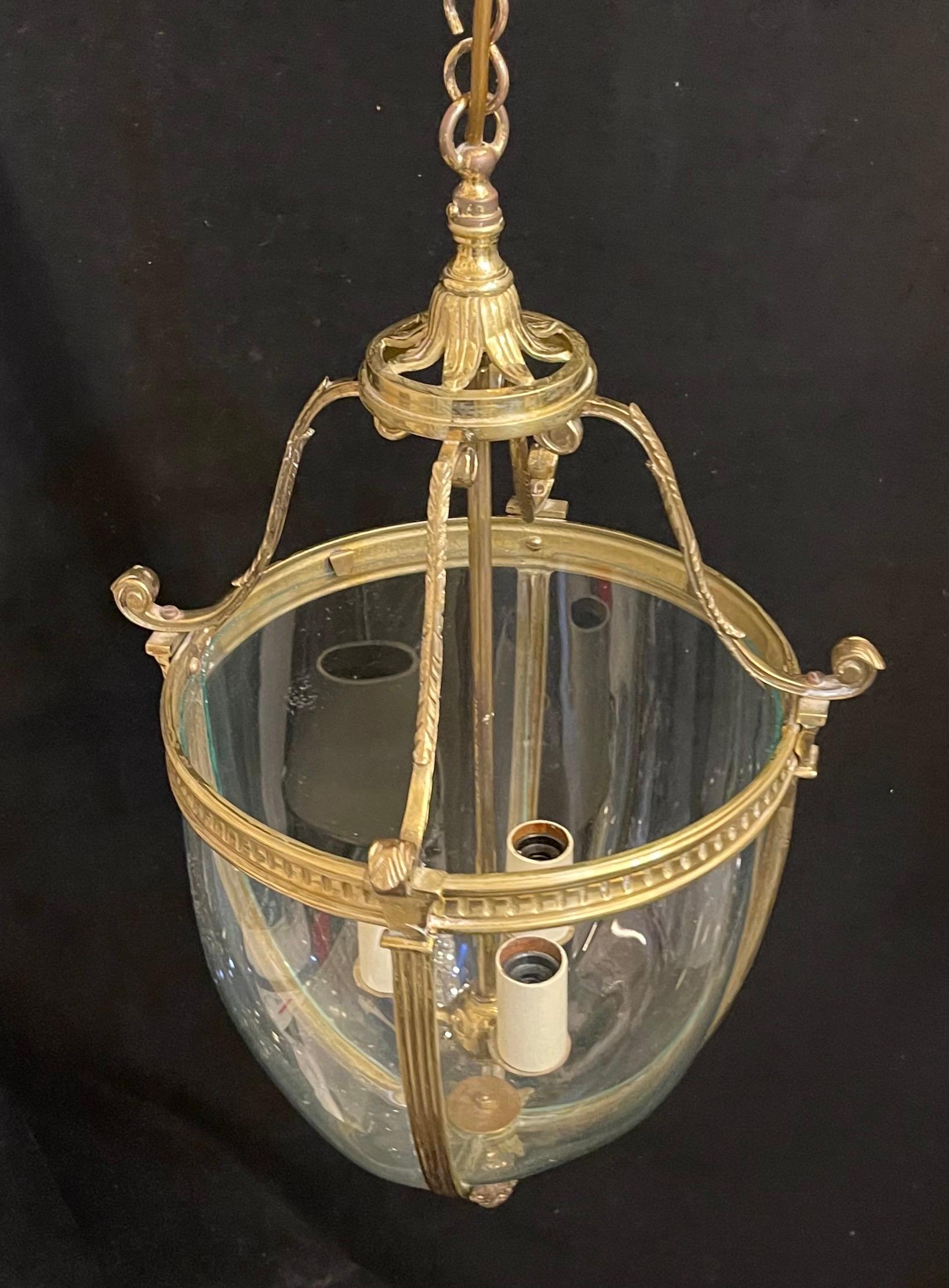 Wunderschöne französische Louis XVI Dore Bronze geblasenes Glas Regency Laterne Leuchte (Französisch) im Angebot