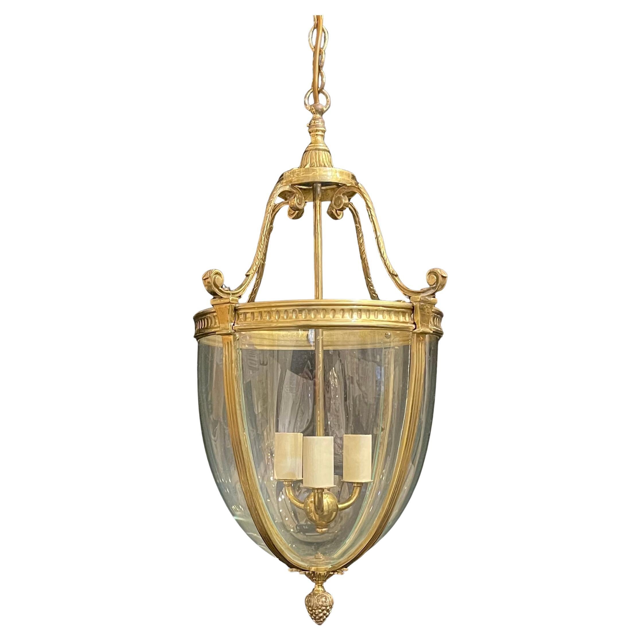 Wunderschöne französische Louis XVI Dore Bronze geblasenes Glas Regency Laterne Leuchte im Angebot