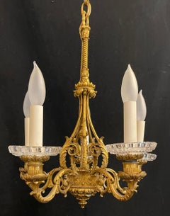 Magnifique petit lustre français de style Régence, en bronze doré et cristal, de style Louis XVI