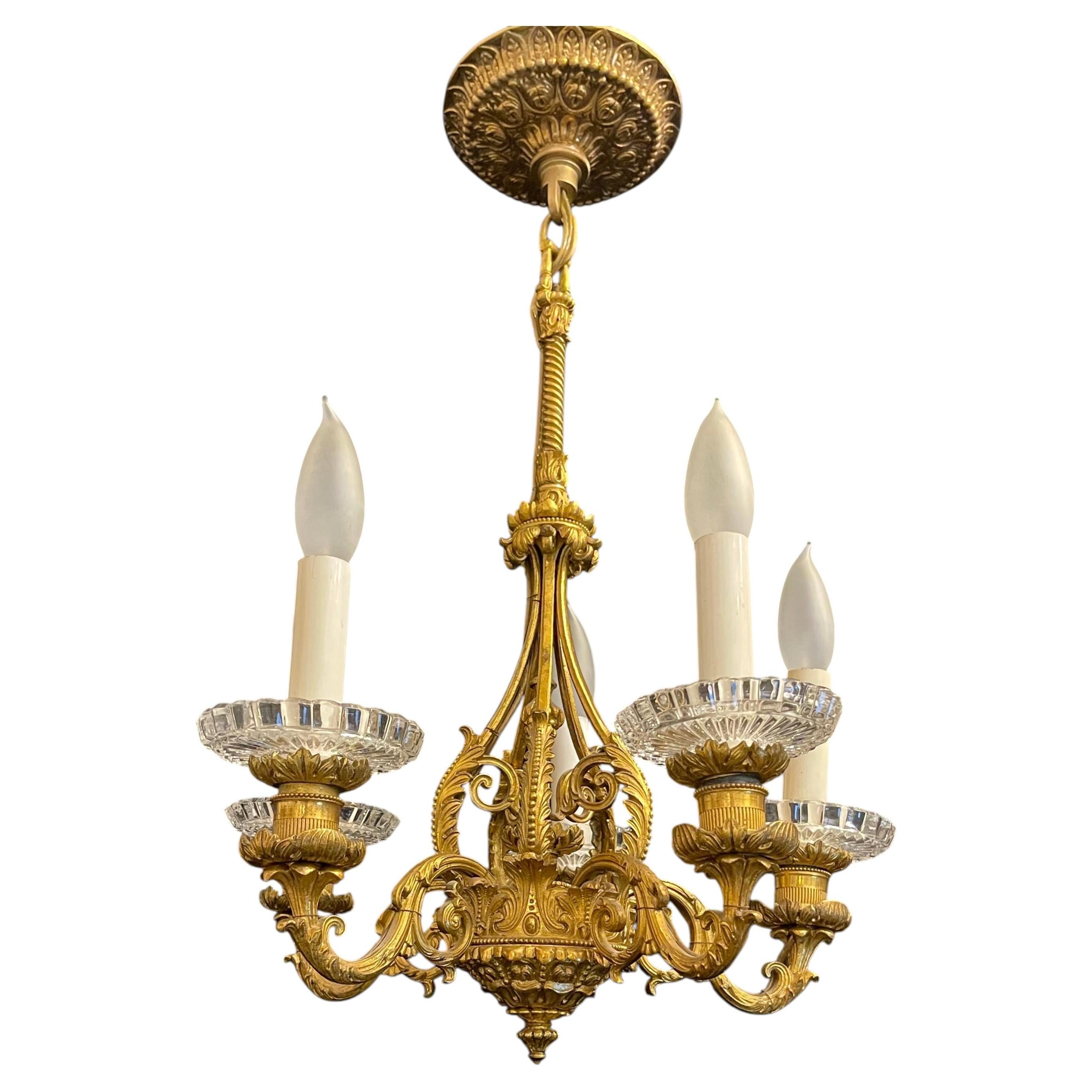 Magnifique petit lustre français de style Régence, en bronze doré et cristal, de style Louis XVI