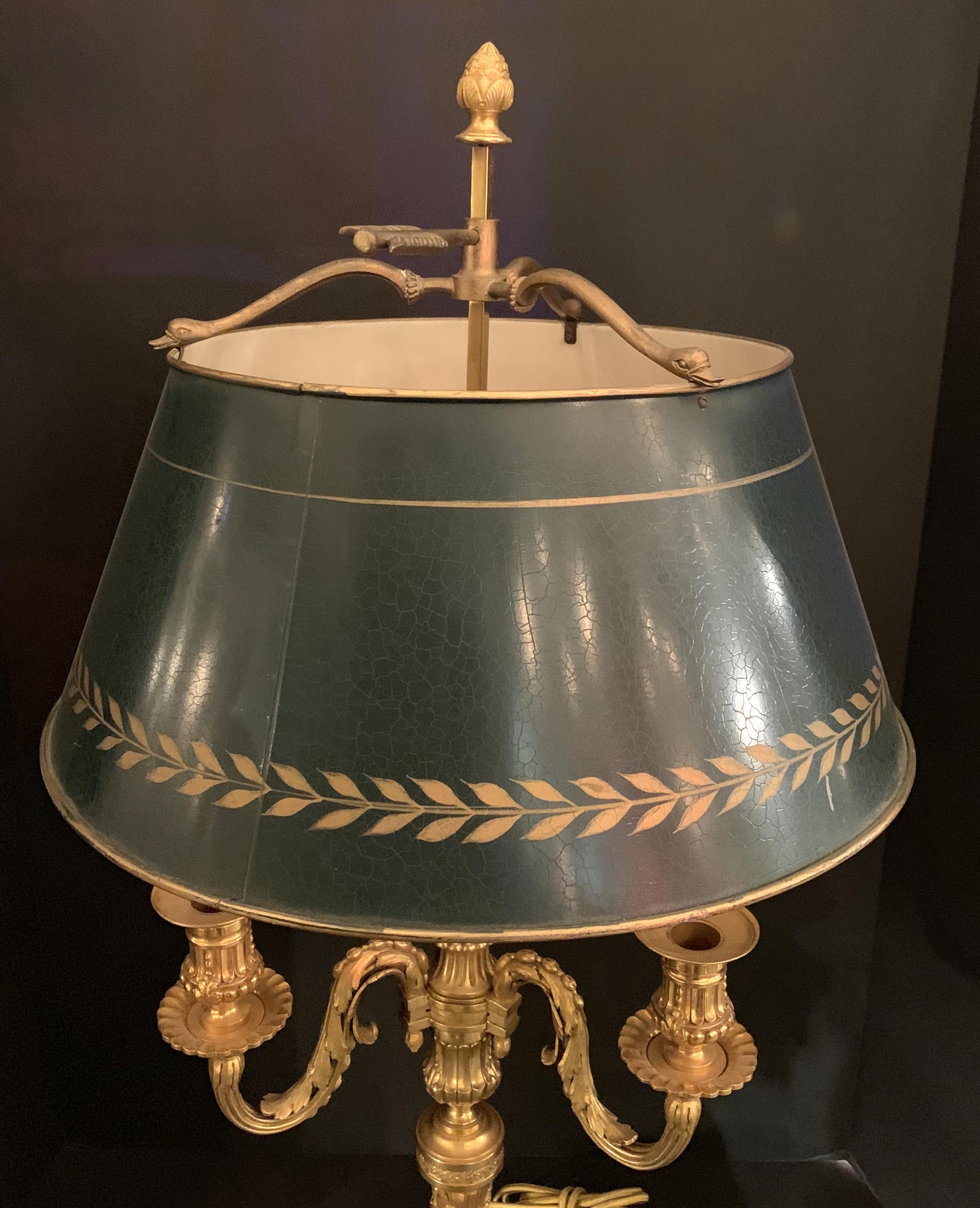 Francese Meravigliosa lampada Bouillotte francese Luigi XVI a tre bracci in bronzo dorato con paralume in tole di cigno in vendita