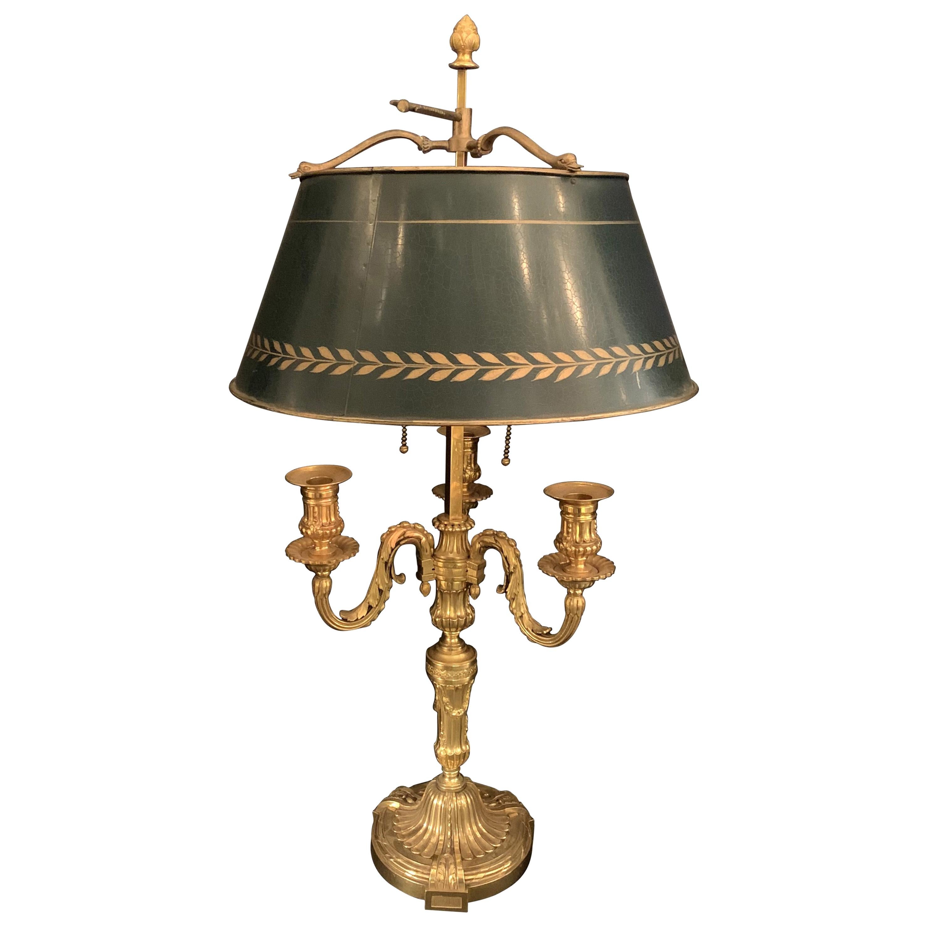 Merveilleuse lampe Bouillotte à trois bras en bronze doré de style Louis XVI, abat-jour Swan Tole