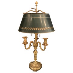 Wunderschöne französische Louis XVI vergoldete Bronze dreiarmige Bouillotte Lampe Swan Tole Schatten