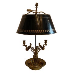 Wunderschöne französische Louis XVI vergoldete Bronze dreiarmige Swan Bouillotte Lampe Tole Shade