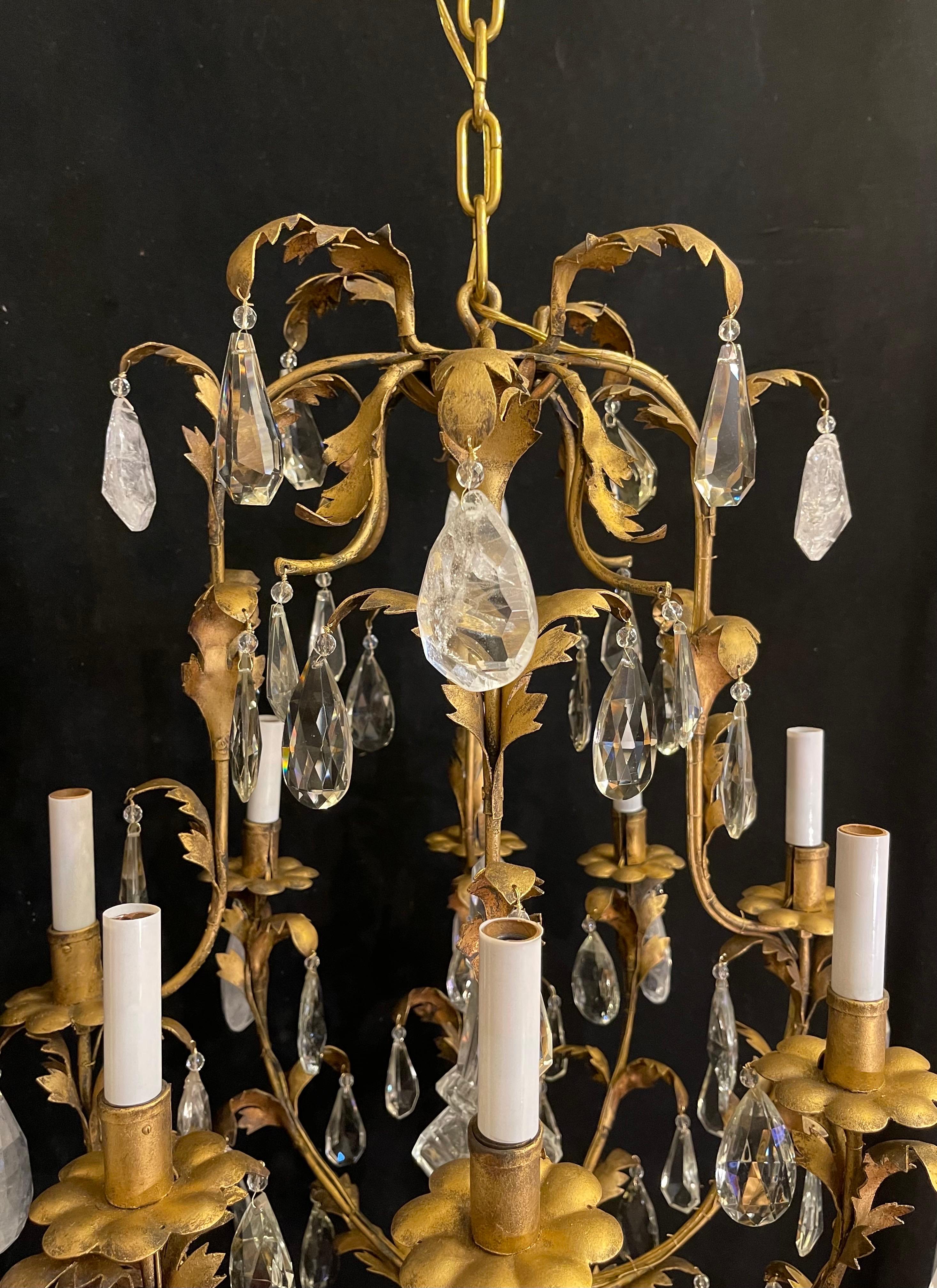 Francese Meraviglioso lampadario francese Maison Baguès in oro dorato con cesto di cristallo a forma di foglia in vendita