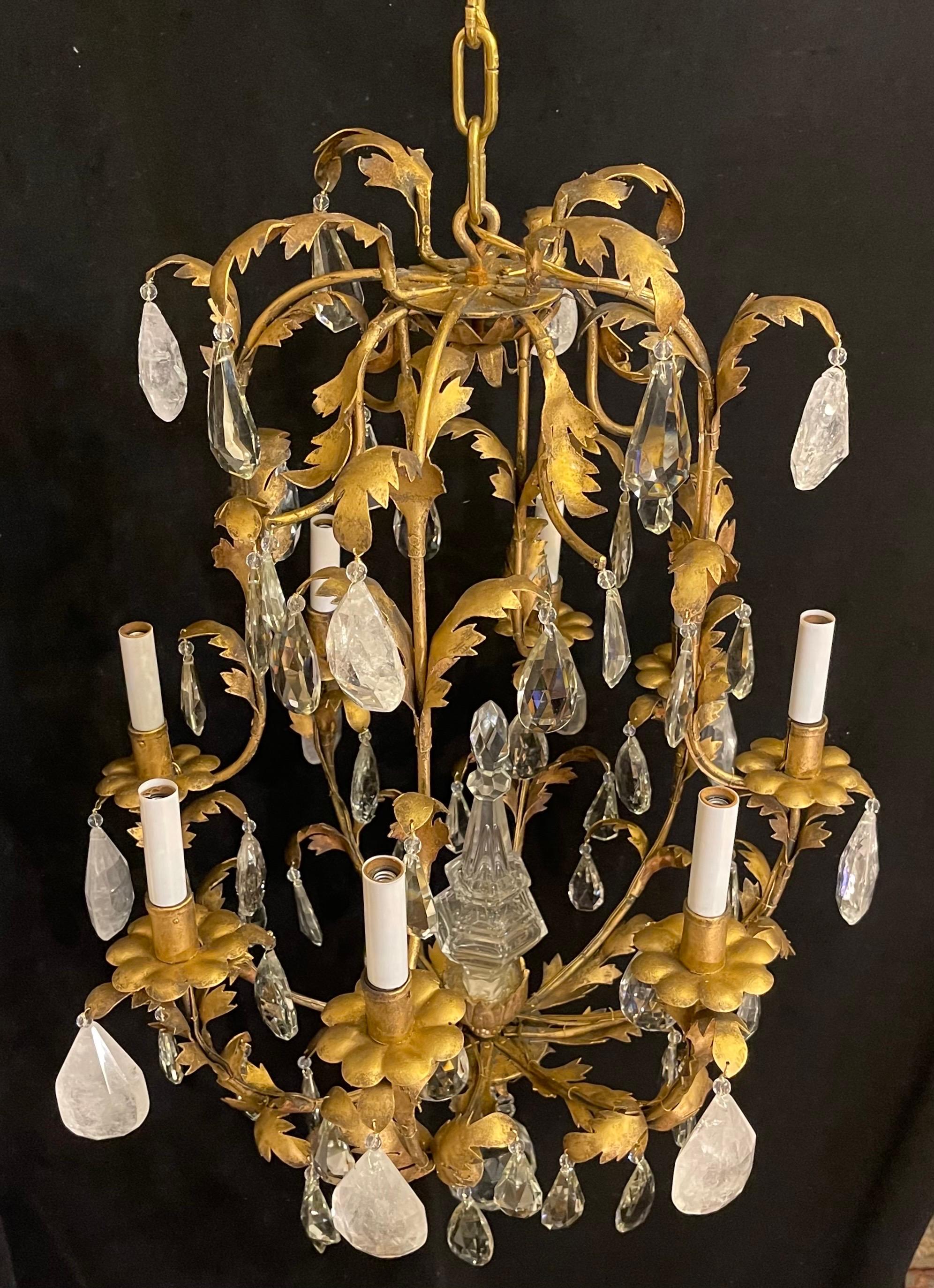 Dorato Meraviglioso lampadario francese Maison Baguès in oro dorato con cesto di cristallo a forma di foglia in vendita