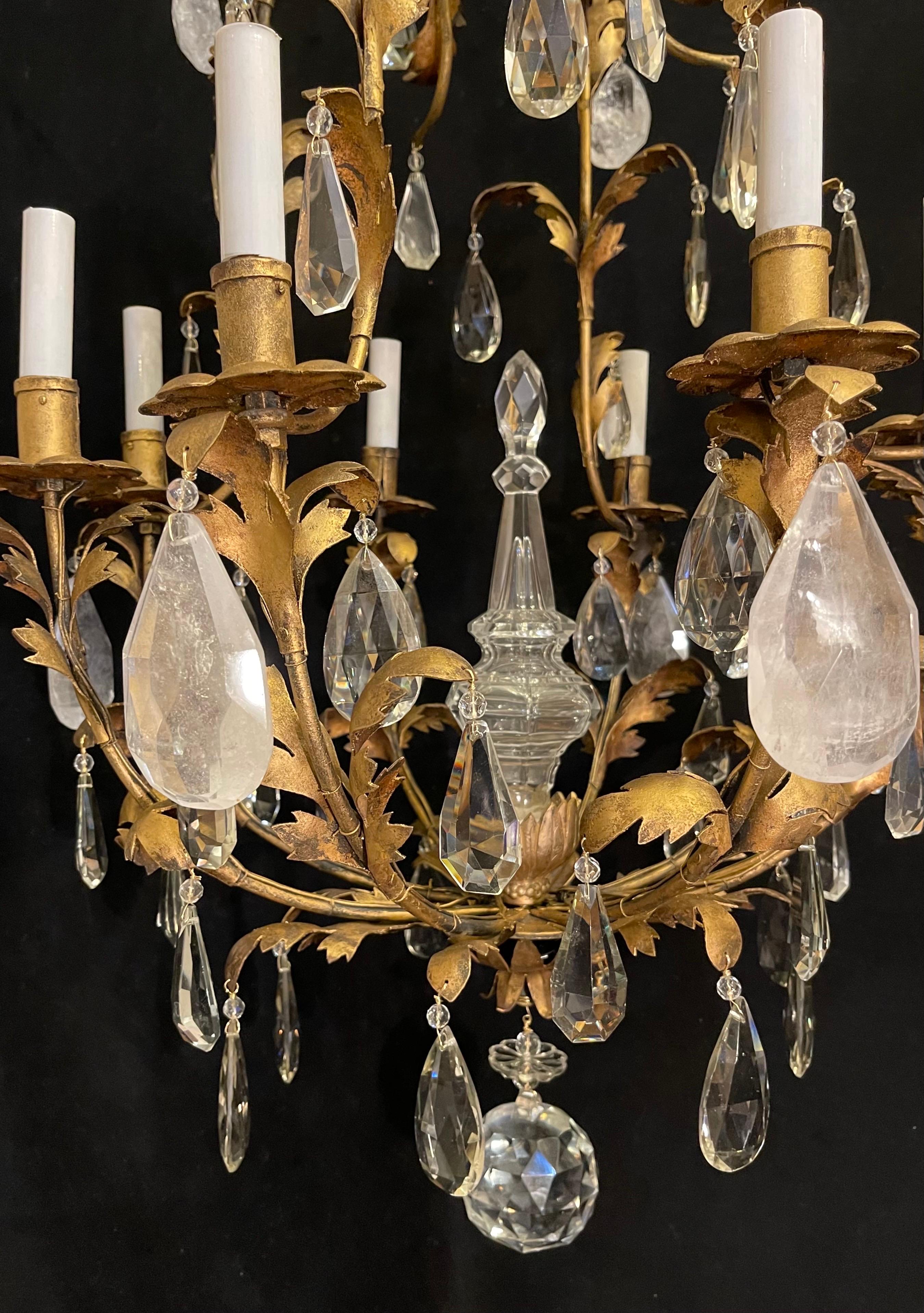 Meraviglioso lampadario francese Maison Baguès in oro dorato con cesto di cristallo a forma di foglia In condizioni buone in vendita a Roslyn, NY