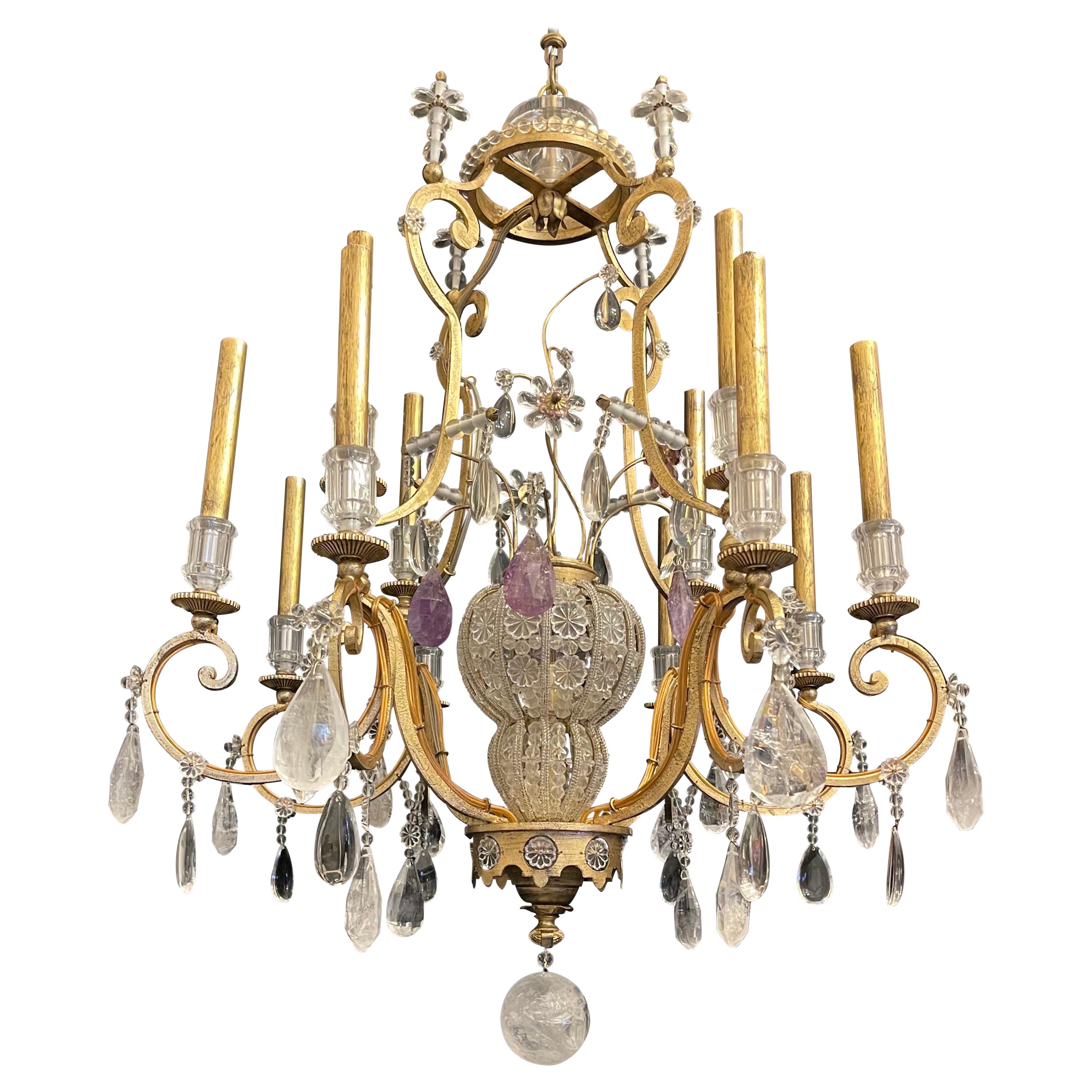 Maravillosa lámpara de araña francesa Maison Baguès Louis XV con cestas de cuentas de cristal de roca en venta