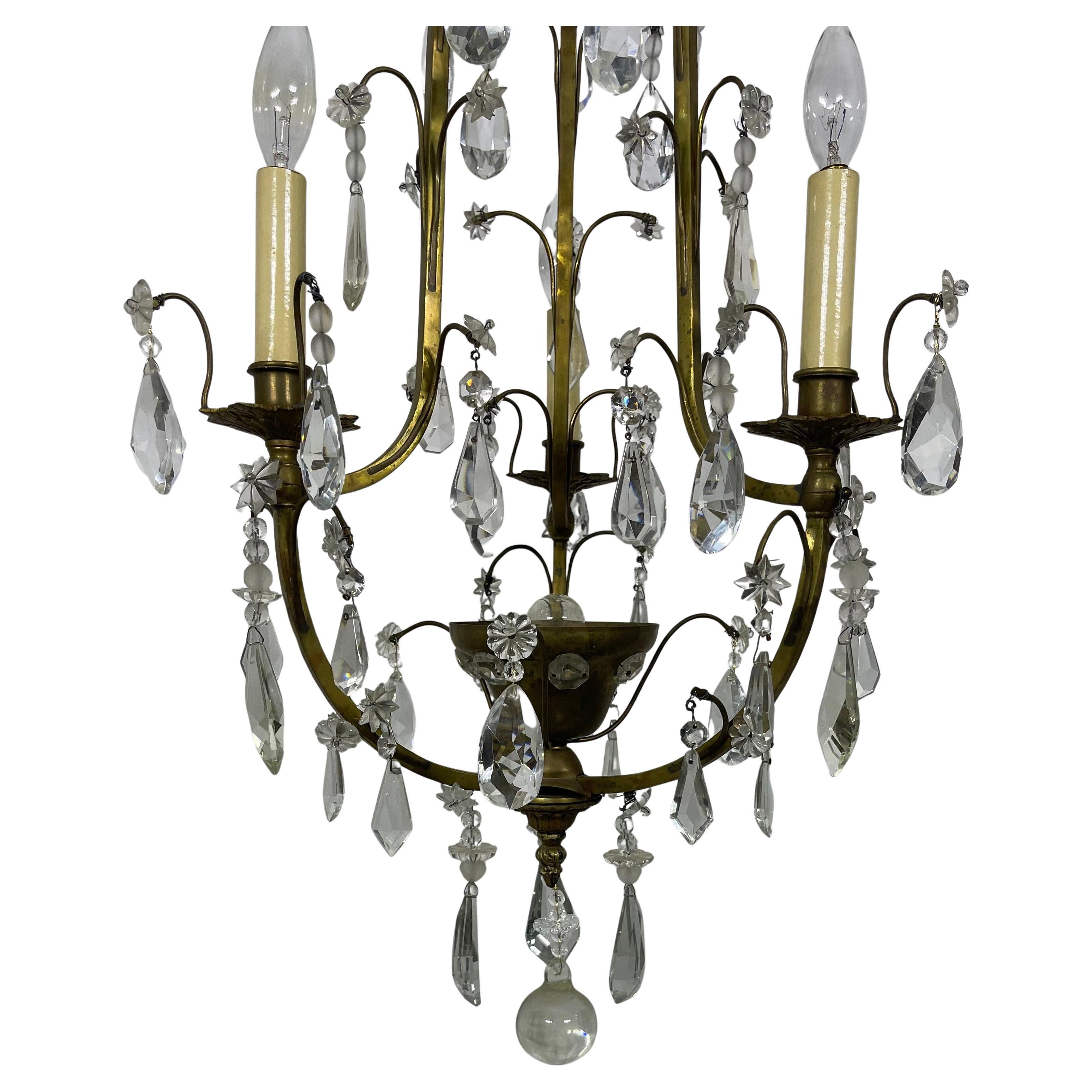 Un meraviglioso lampadario a 3 candelabri in bronzo e cristallo in stile Maison Bagues francese