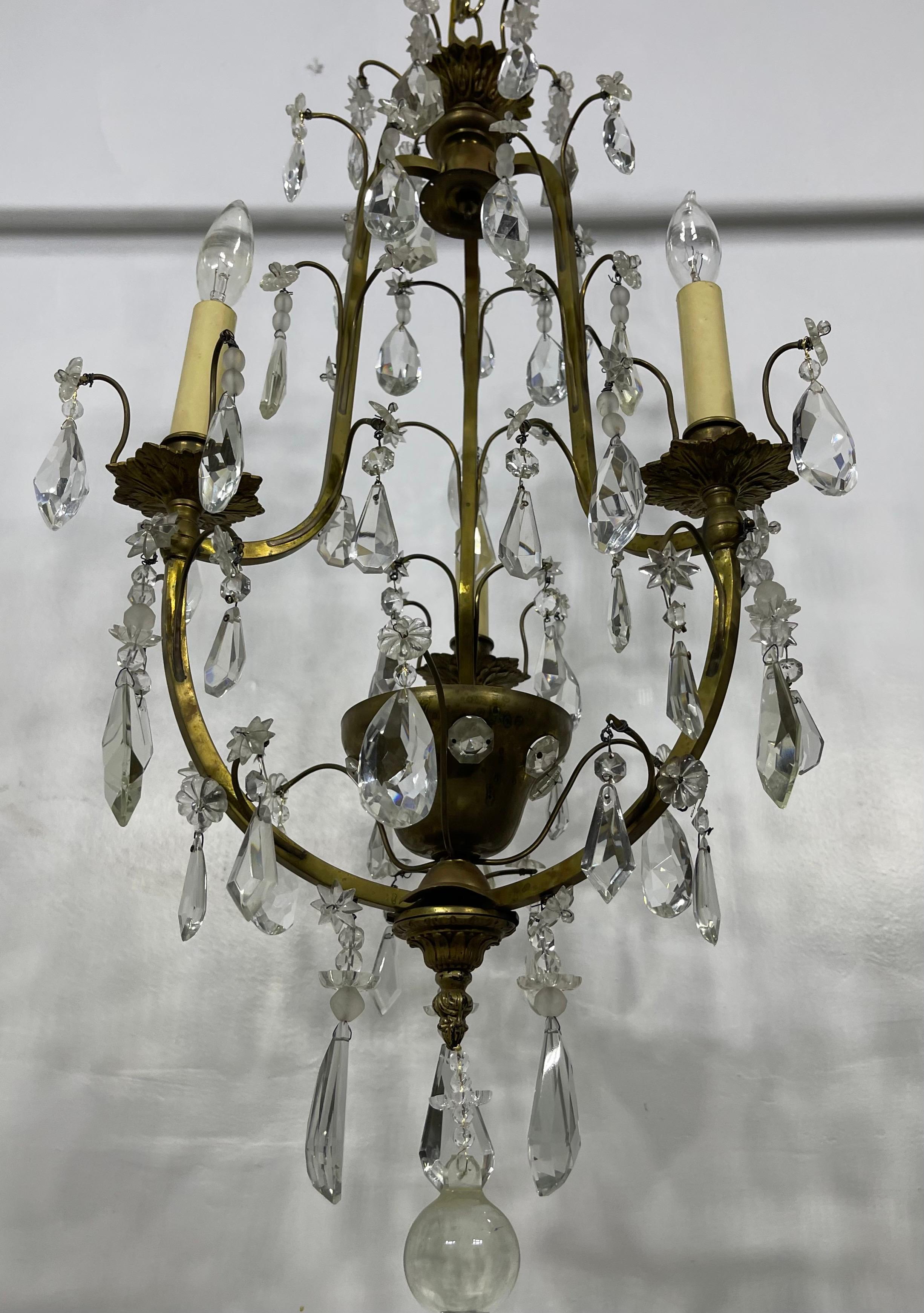 Meraviglioso lampadario francese Maison Bagues Petite Bronze Crystal Light Fixture In condizioni buone in vendita a Roslyn, NY