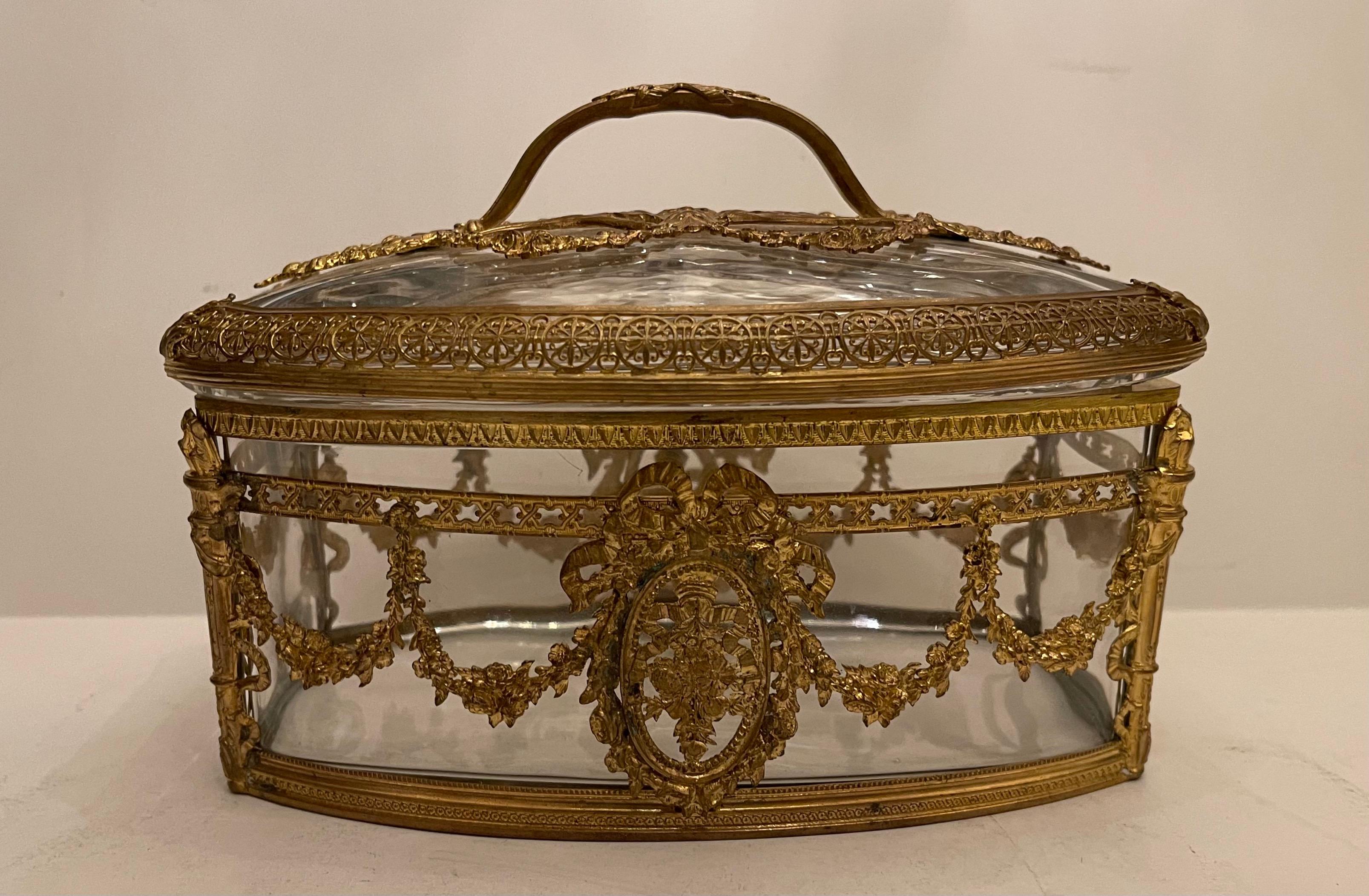 Wunderschöne französische Napoleon III. Goldbronze-Kristall-Glas-Schmuckkästchen-Schatulle (Regency) im Angebot
