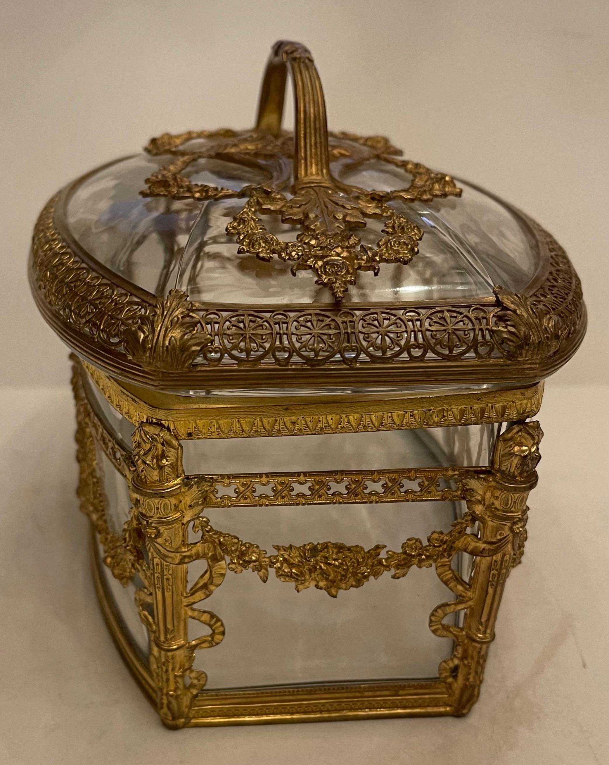 Français Merveilleuse boîte à bijoux française Napoléon III en bronze doré et verre de cristal en vente
