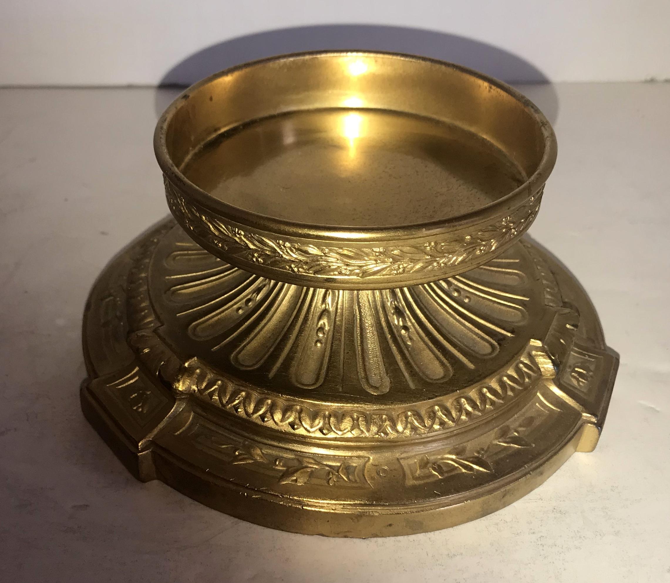 Wunderschöne Französisch Neoklassischen Bronze Kristall Runde Tafelaufsatz Kuchen Ormolu Stand im Zustand „Gut“ im Angebot in Roslyn, NY