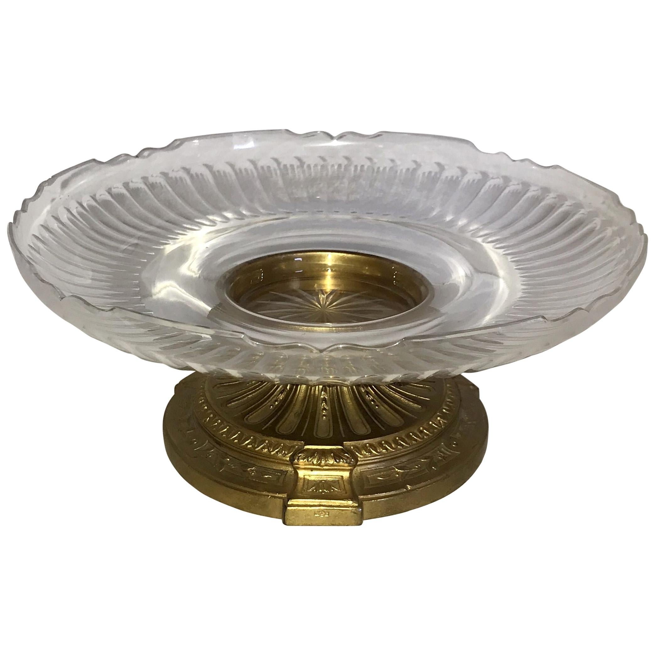 Maravilloso centro de mesa redondo francés neoclásico de bronce y cristal con soporte de ormolu