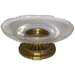 Merveilleux Centre de table rond en cristal de bronze néoclassique français Gâteau Stand en bronze doré