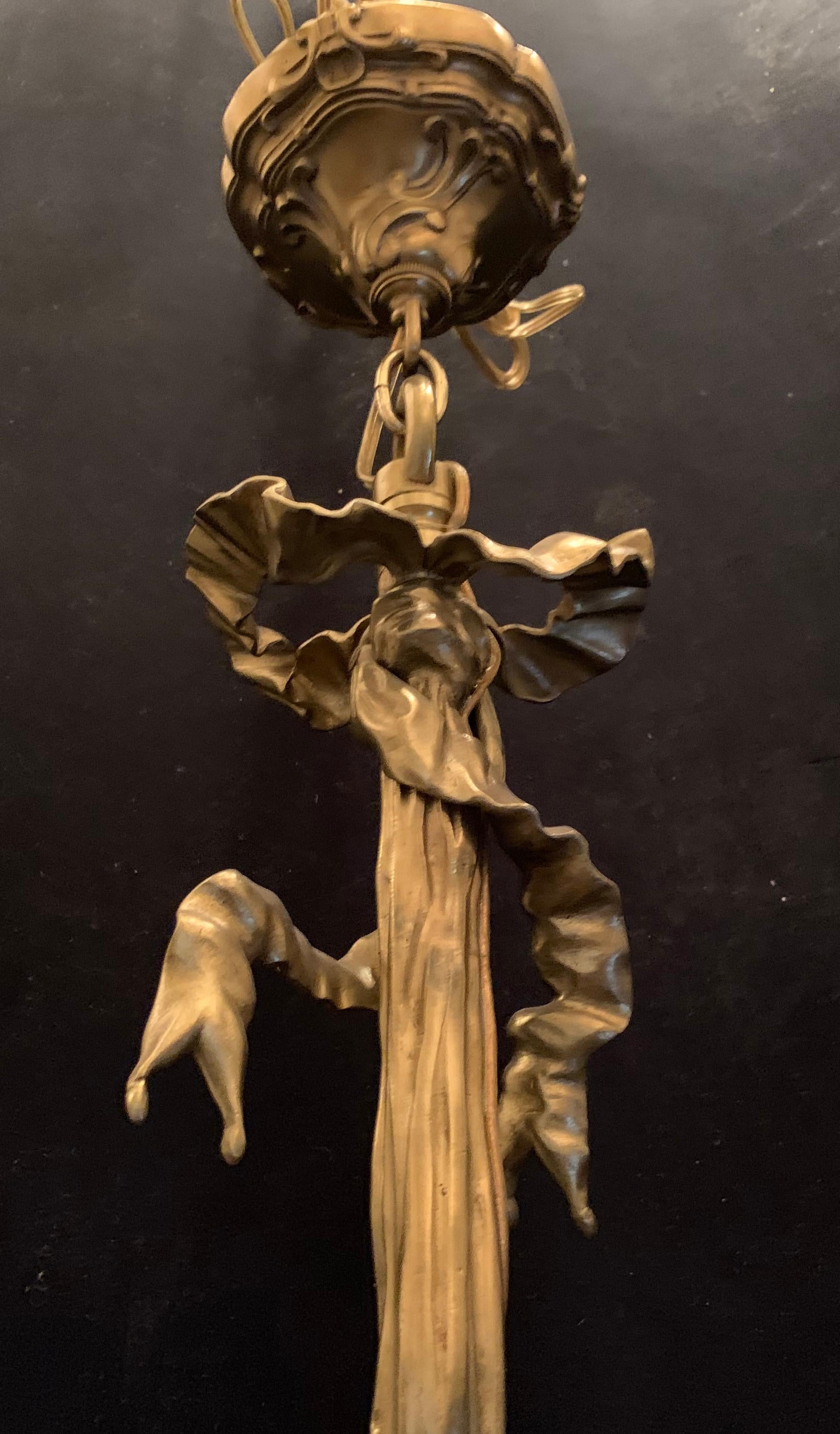 Français Merveilleux lustre néoclassique français en bronze patiné avec nœud papillon et pampilles Roccoco en vente